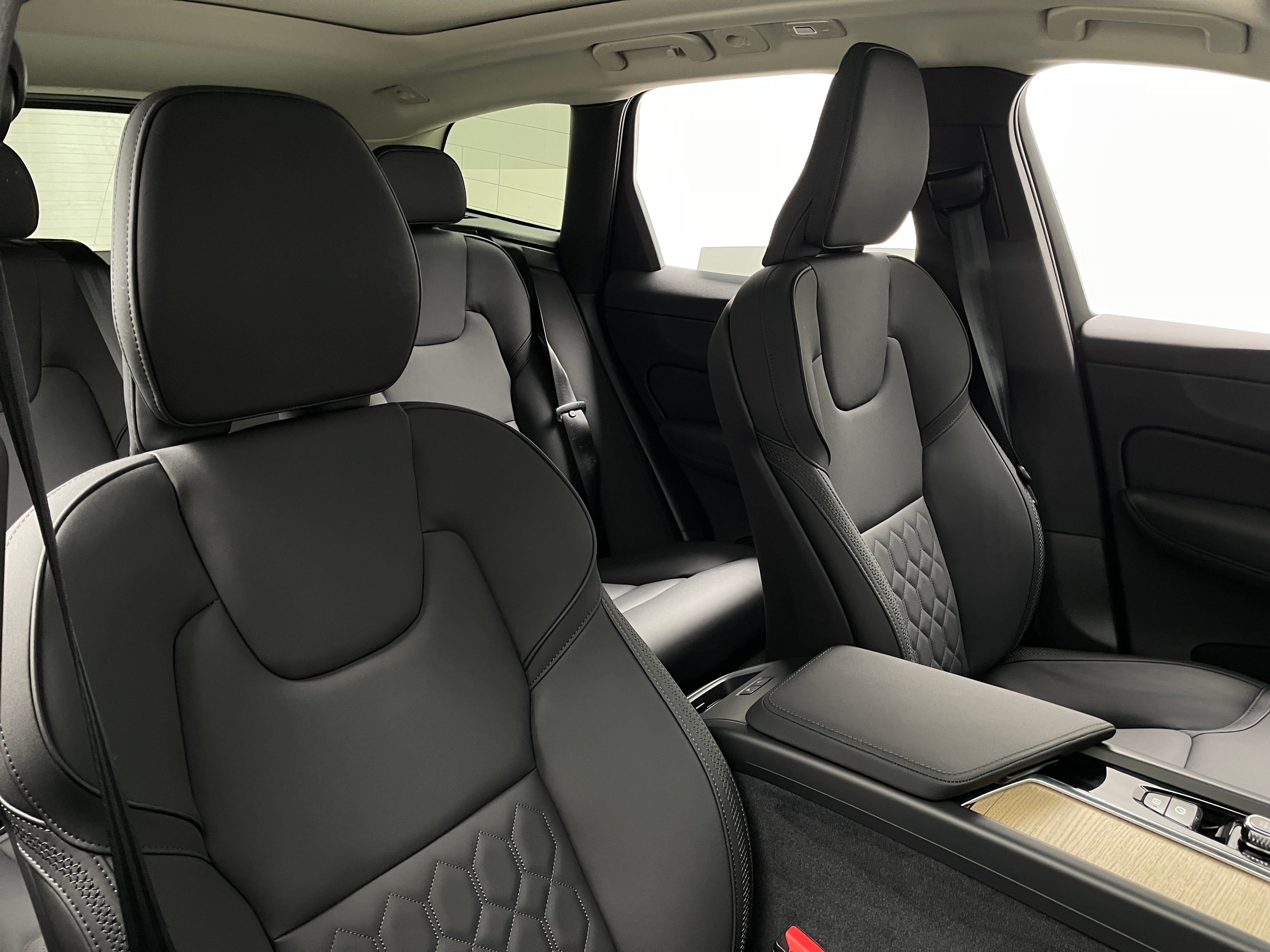 2026 Volvo XC60 Plus - Photo 3