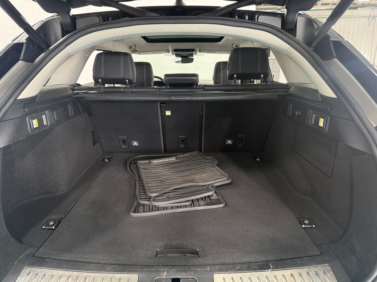 Thumbnail: 2020 Land Rover Range Rover Velar - 6