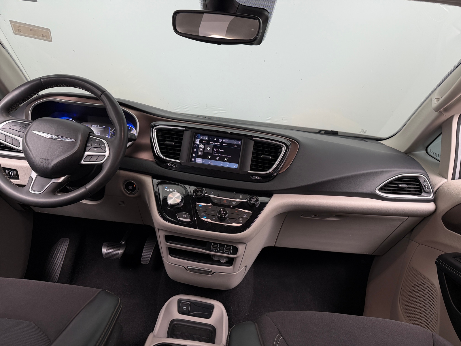 Thumbnail: 2023 Chrysler Voyager - 3
