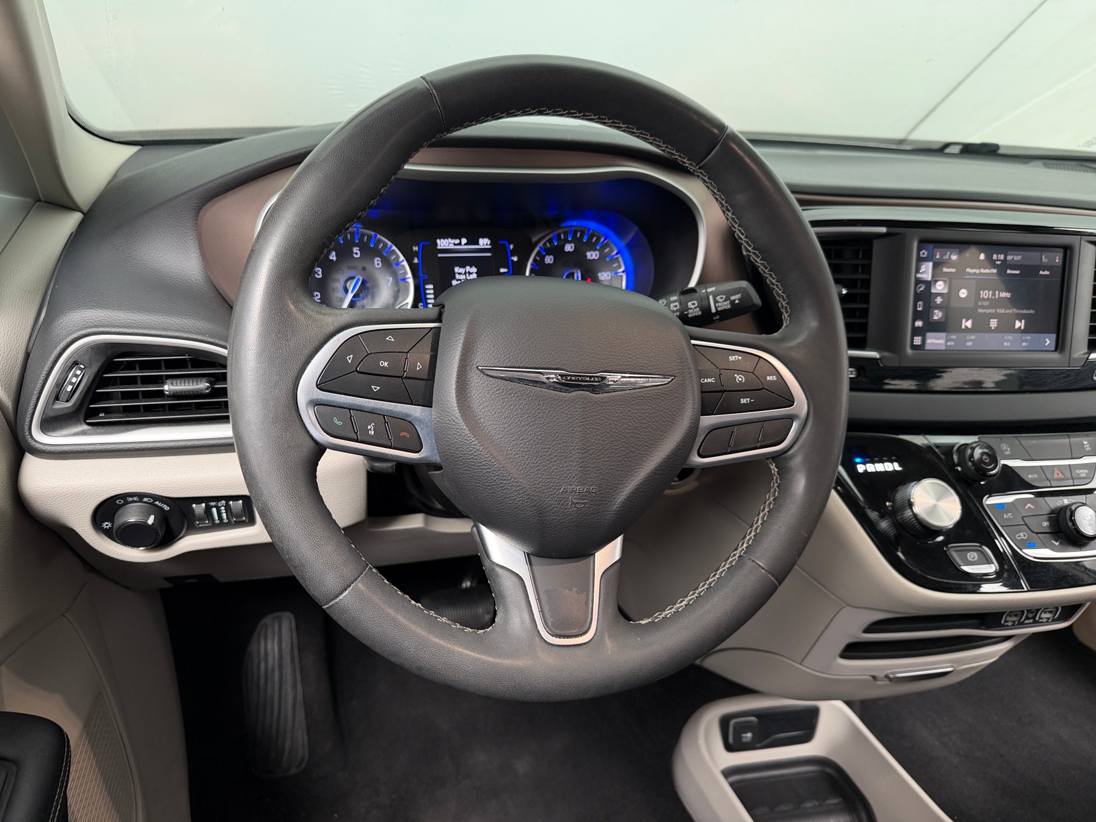 Thumbnail: 2023 Chrysler Voyager - 5