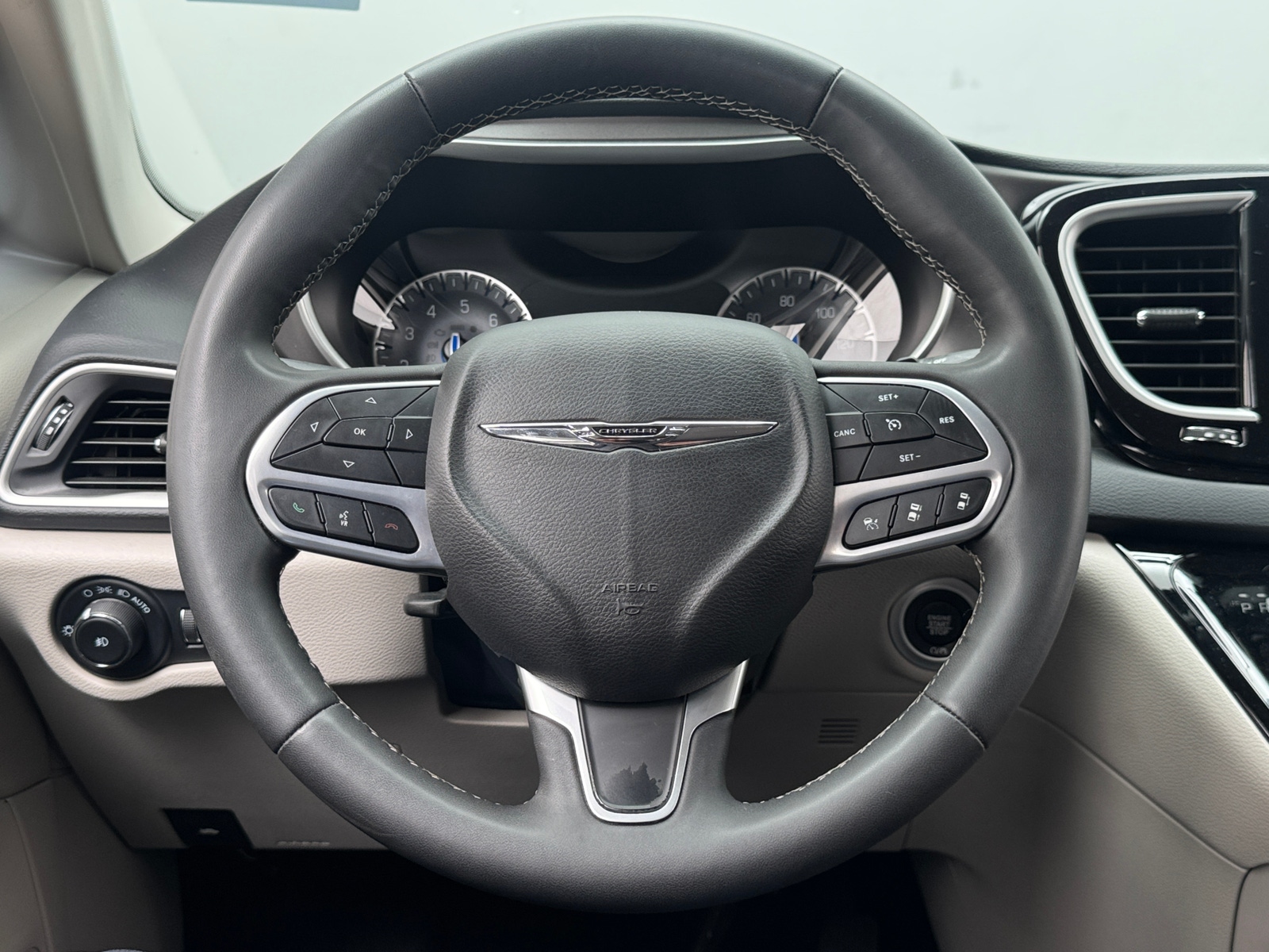 Thumbnail: 2023 Chrysler Pacifica - 4