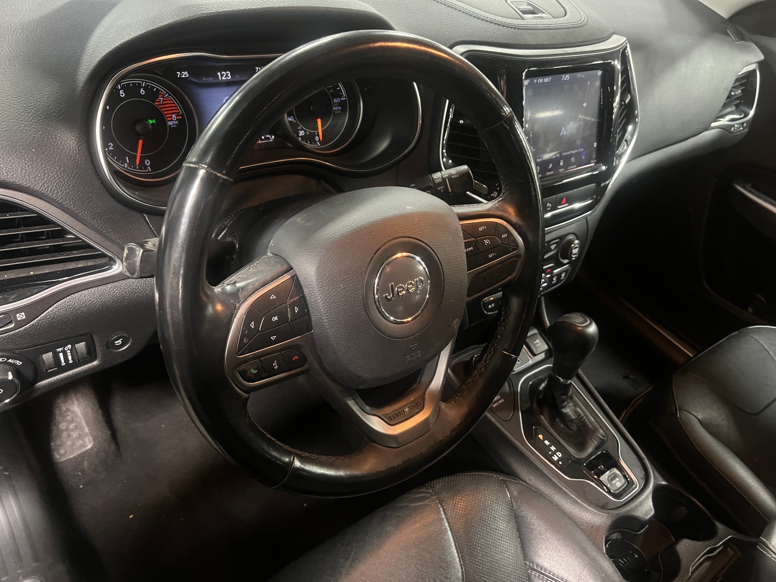 Thumbnail: 2019 Jeep Cherokee - 4