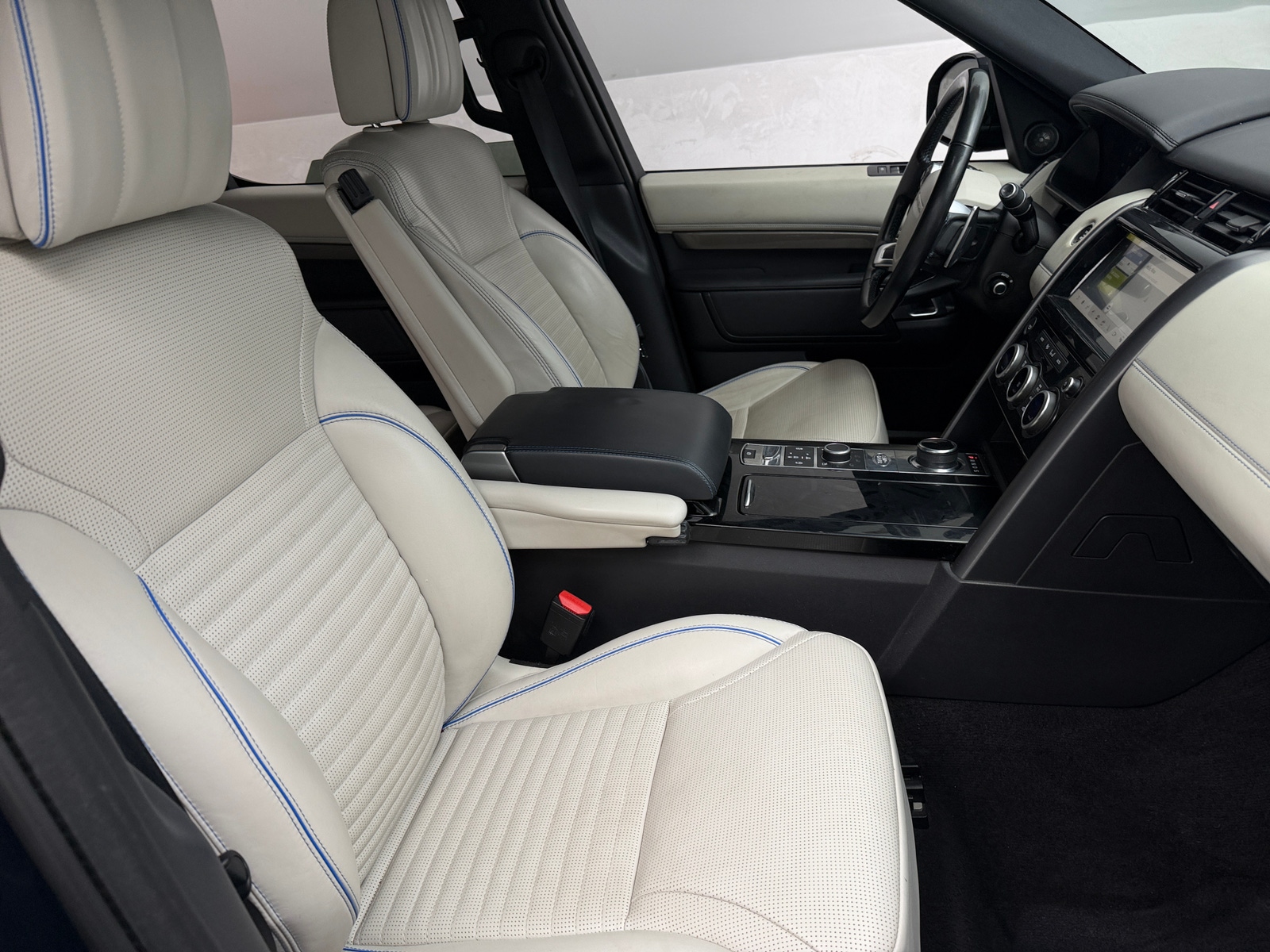 Thumbnail: 2020 Land Rover Discovery - 2