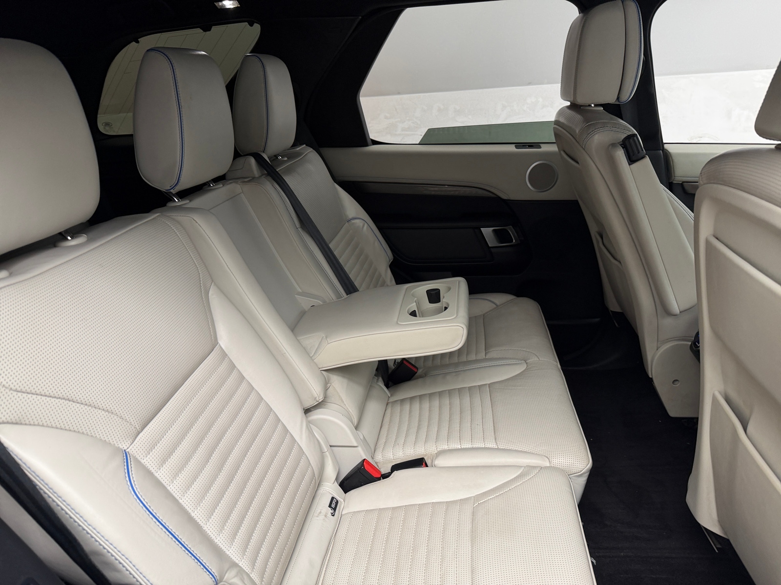 Thumbnail: 2020 Land Rover Discovery - 6