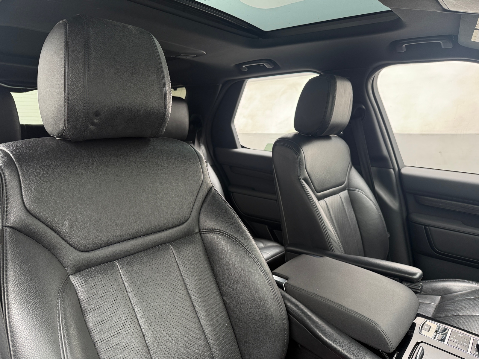 Thumbnail: 2019 Land Rover Discovery - 2