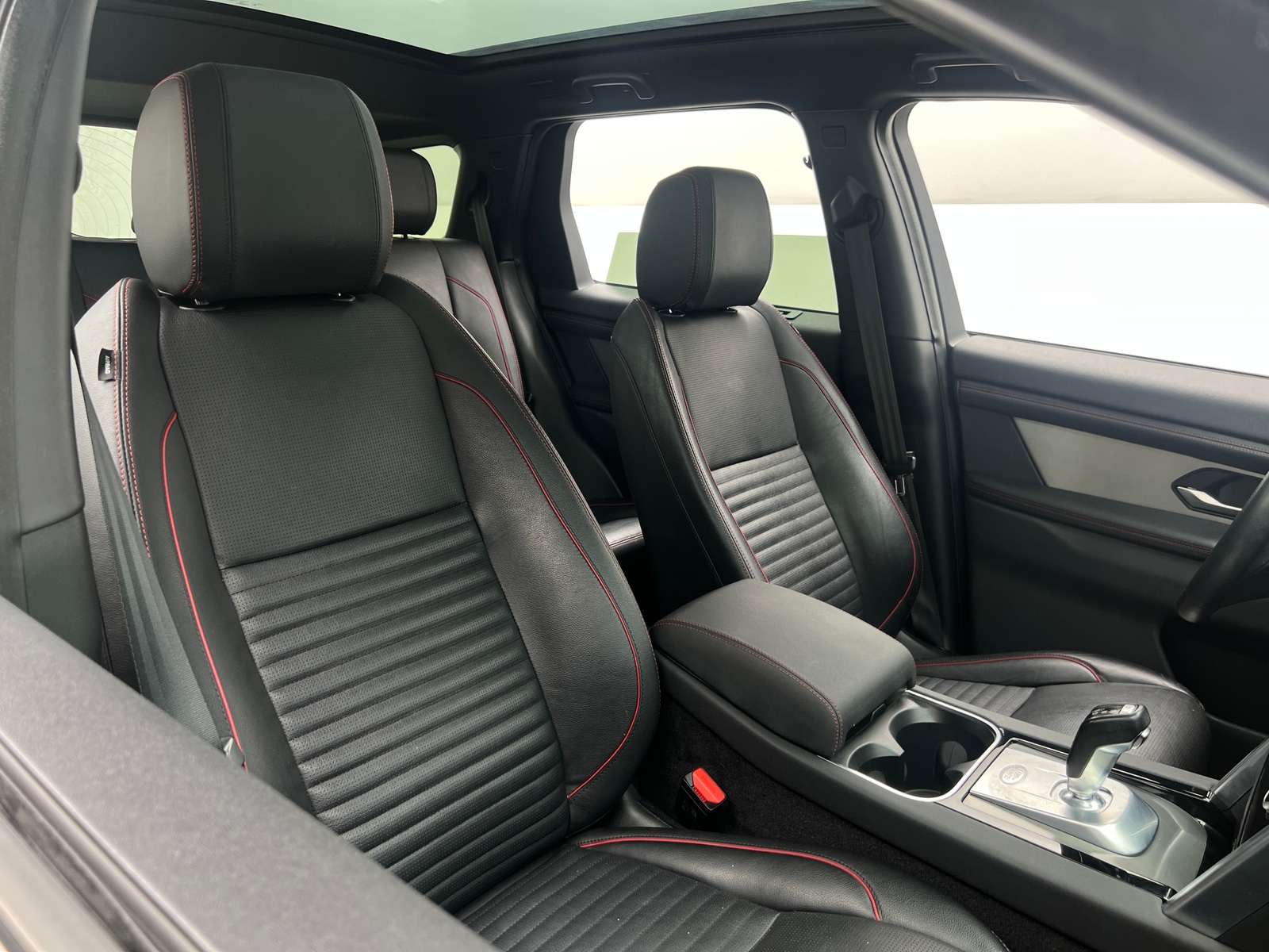 Thumbnail: 2022 Land Rover Discovery Sport - 2