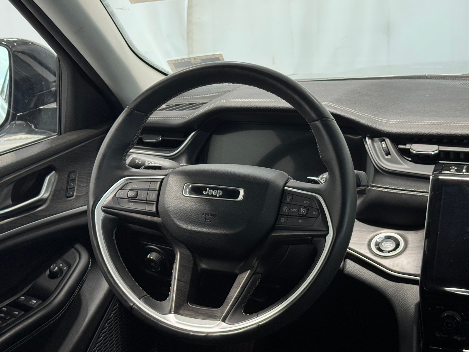 Thumbnail: 2023 Jeep Grand Cherokee L - 4