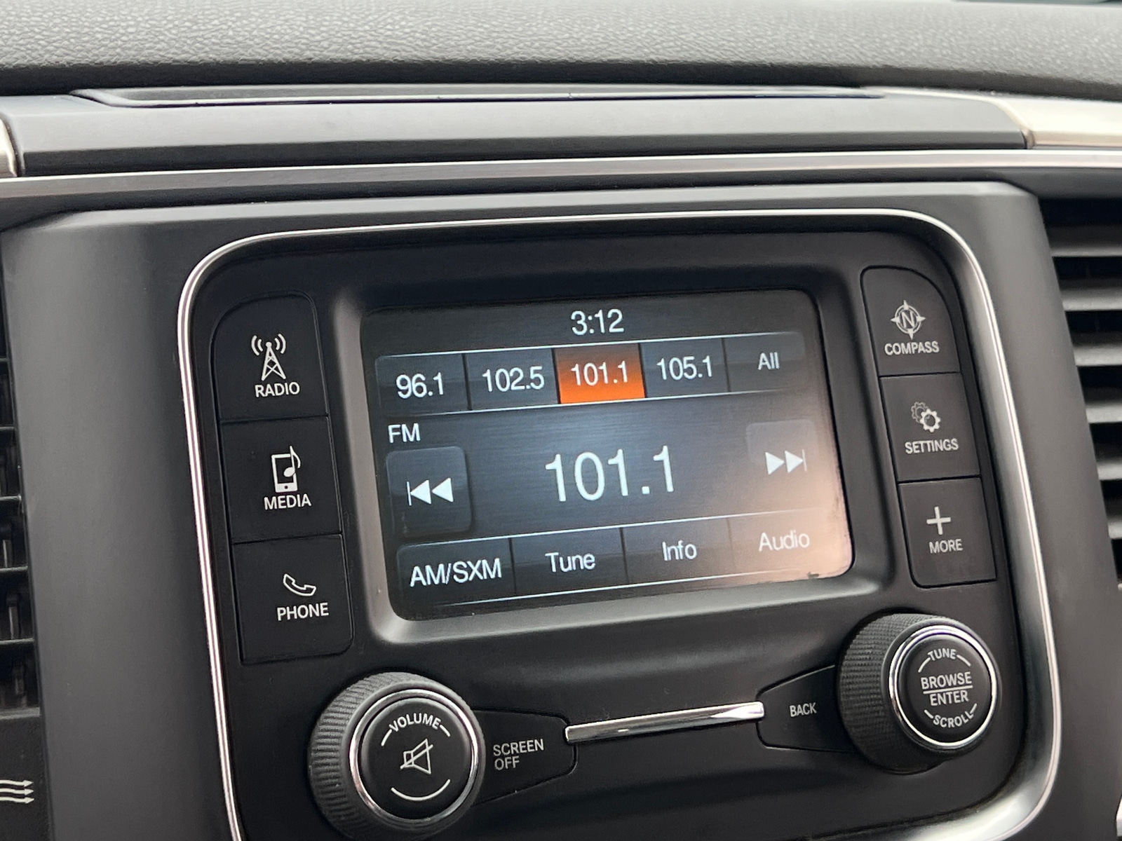 Thumbnail: 2019 RAM 1500 Classic - 4