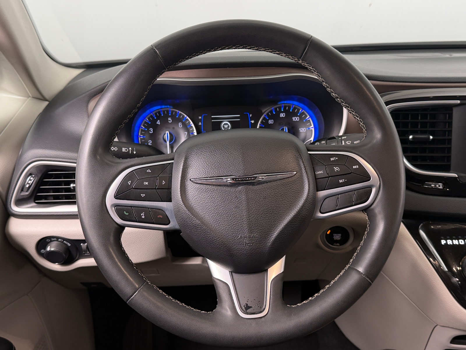Thumbnail: 2023 Chrysler Voyager - 5