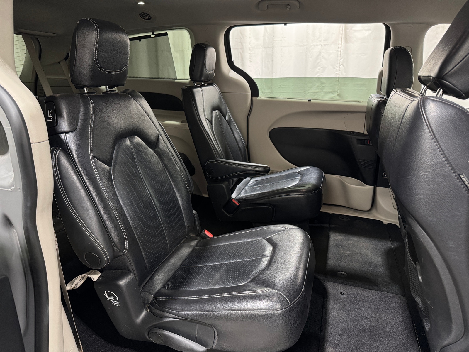 Thumbnail: 2022 Chrysler Pacifica - 5