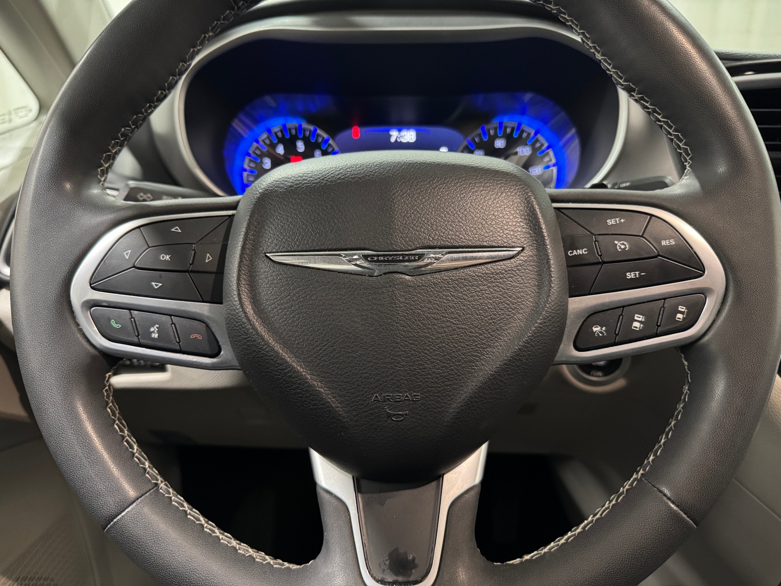 Thumbnail: 2022 Chrysler Pacifica - 4