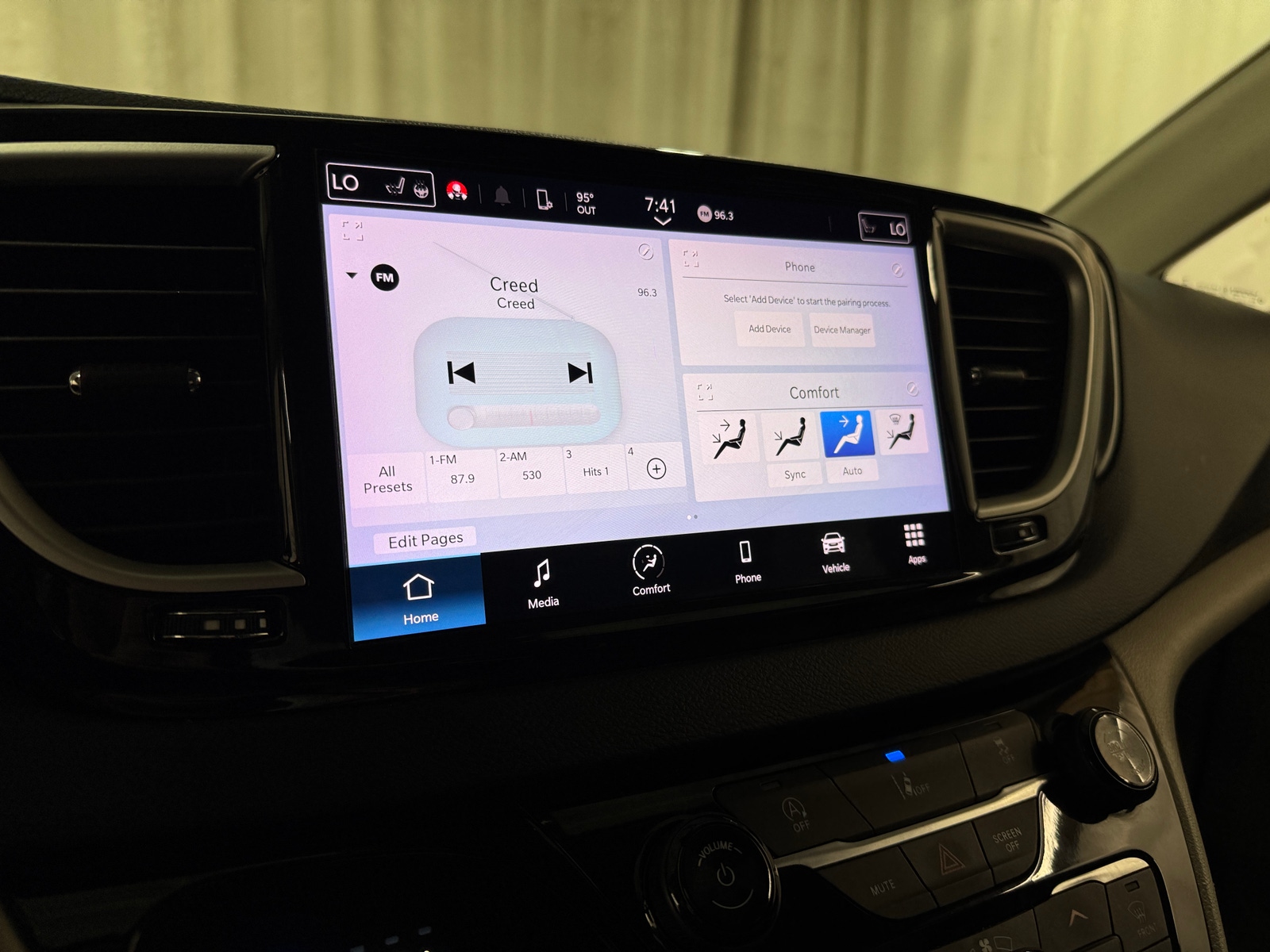 Thumbnail: 2022 Chrysler Pacifica - 3
