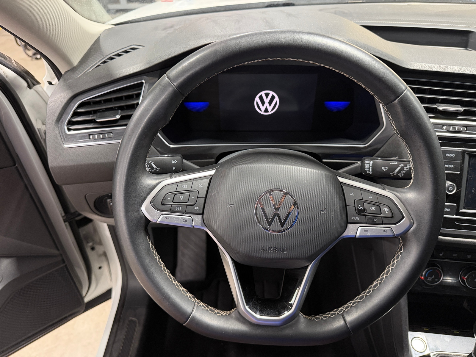 Thumbnail: 2023 Volkswagen Tiguan - 5