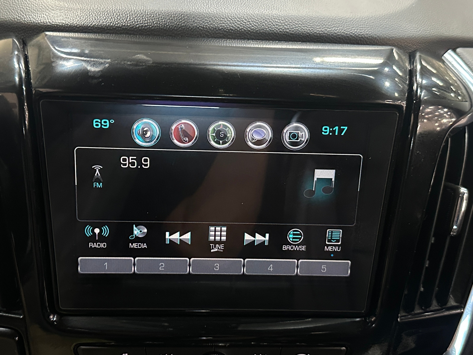 Thumbnail: 2018 Chevrolet Traverse - 3