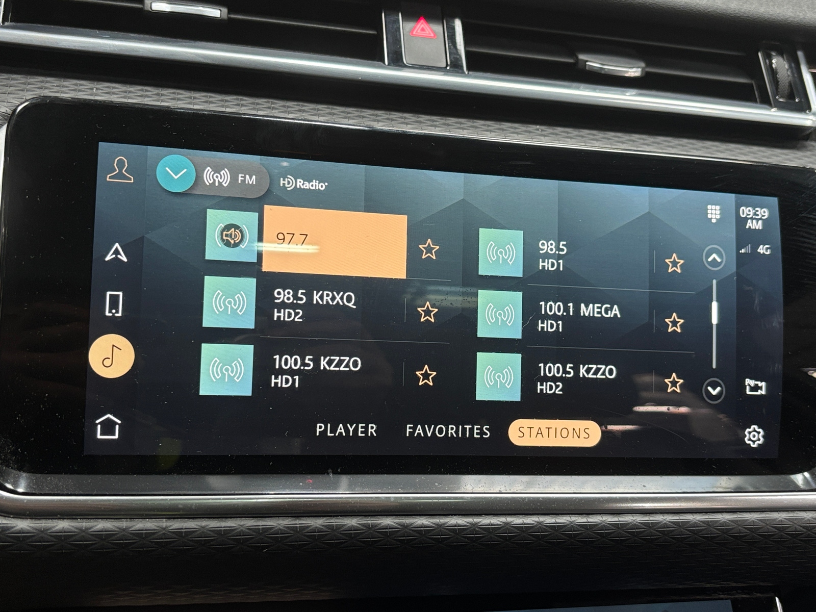 Thumbnail: 2021 Land Rover Range Rover Velar - 4