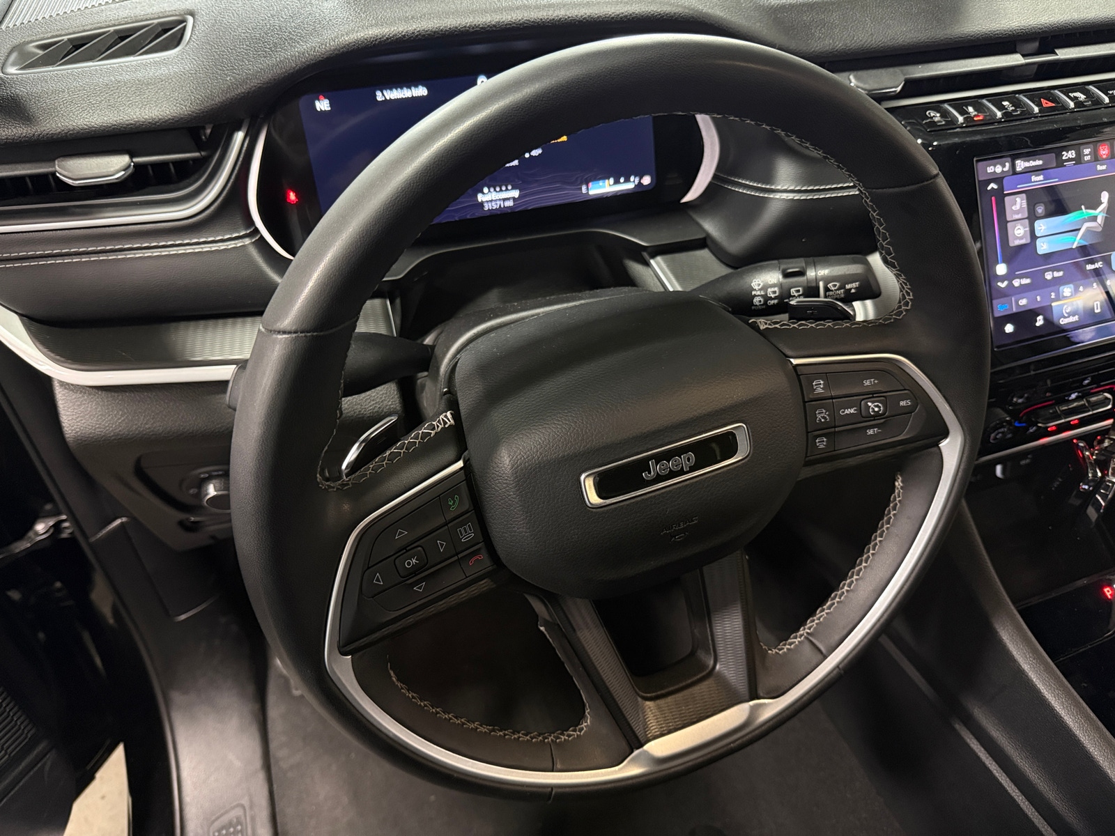 Thumbnail: 2023 Jeep Grand Cherokee L - 4