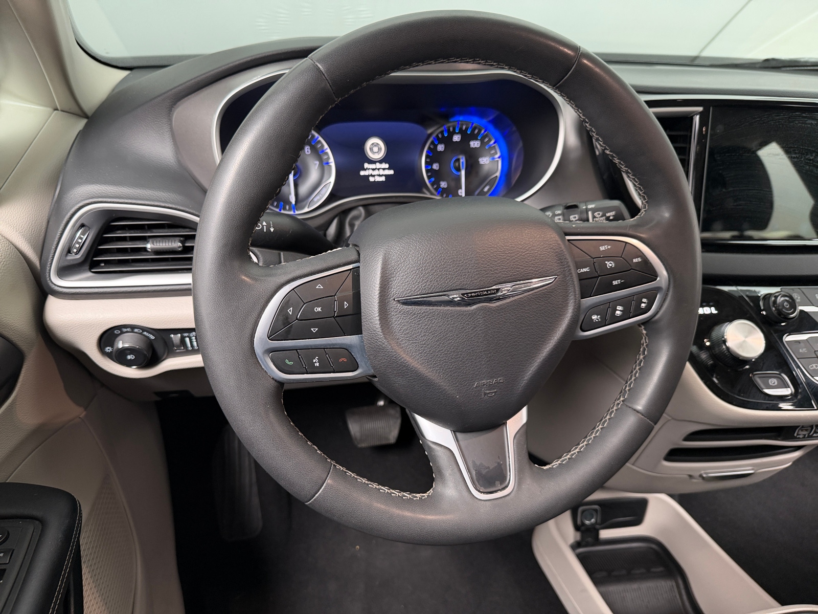 Thumbnail: 2023 Chrysler Pacifica - 4