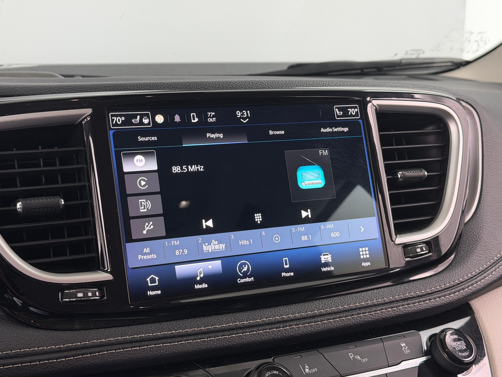 Thumbnail: 2023 Chrysler Pacifica - 3