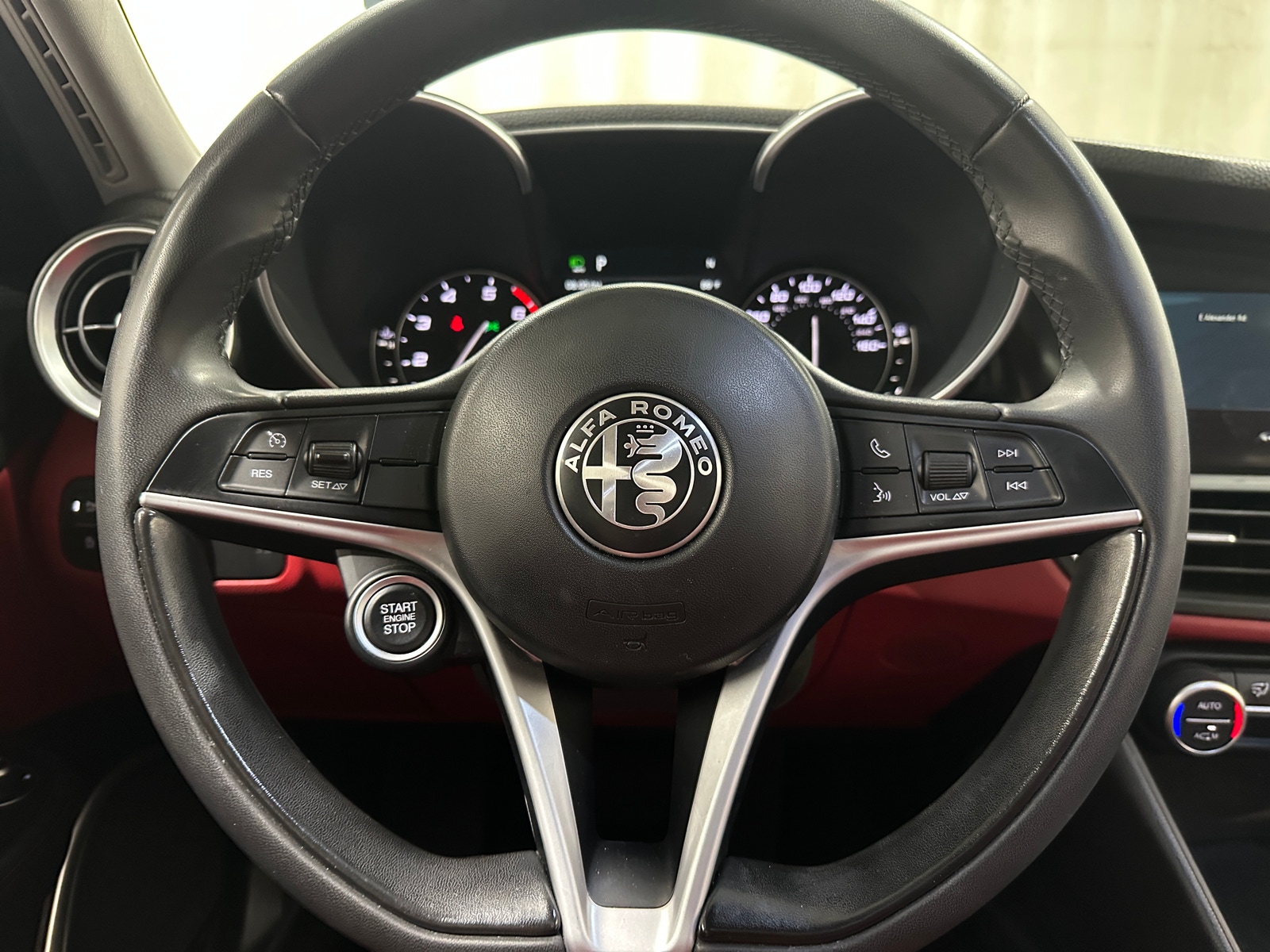 Thumbnail: 2019 Alfa Romeo Giulia - 4