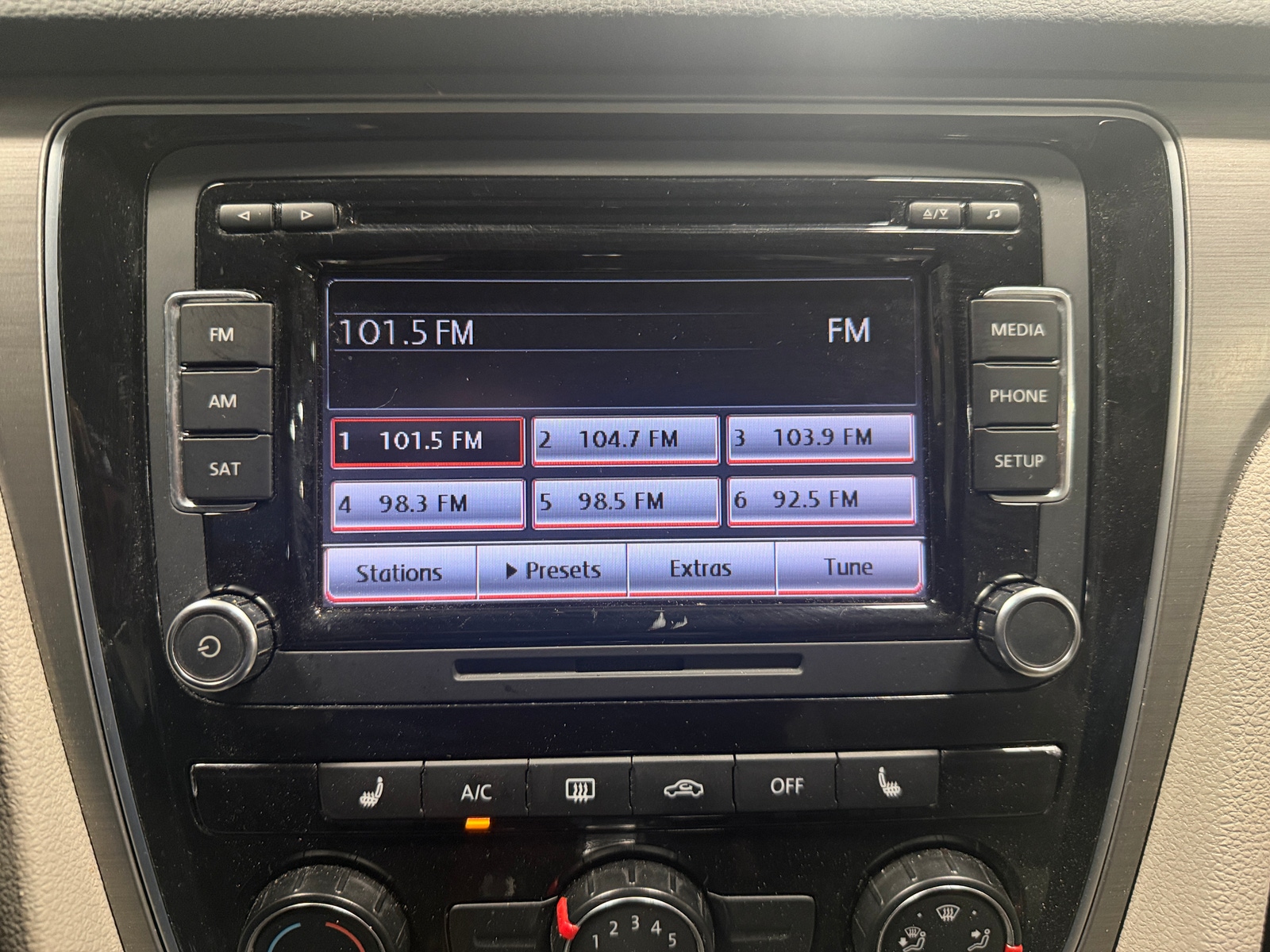 Thumbnail: 2015 Volkswagen Passat - 4