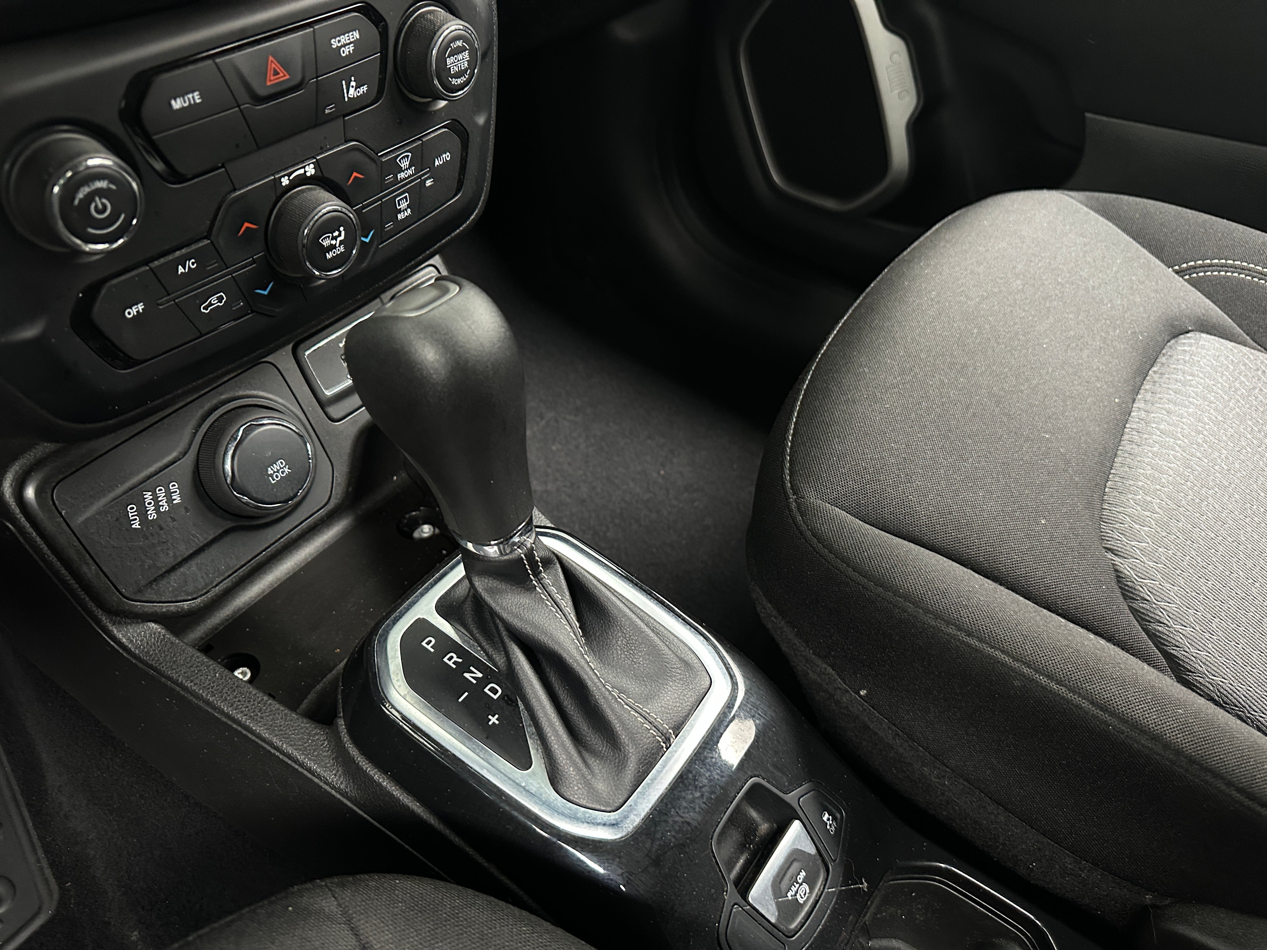 2021 Jeep Renegade 80TH Edition - Photo 10