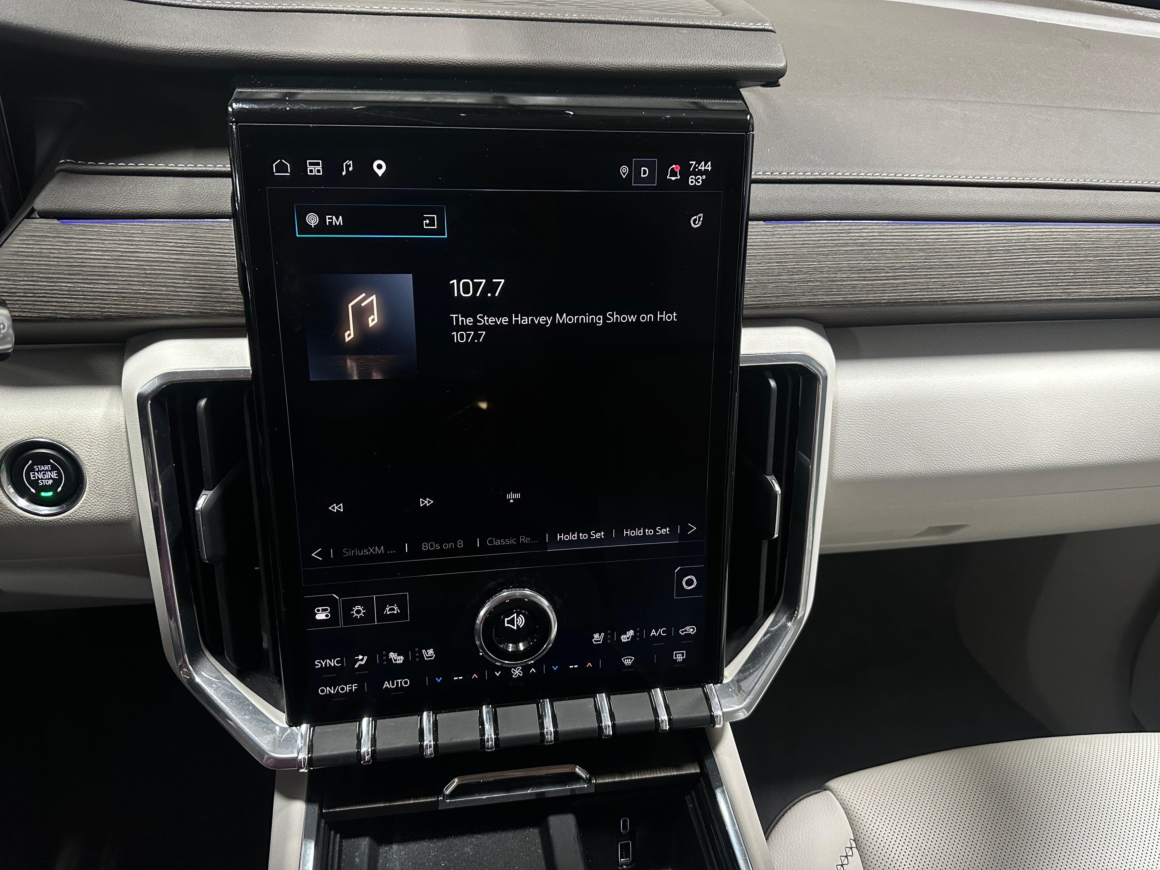 2025 GMC Acadia Denali - Photo 19