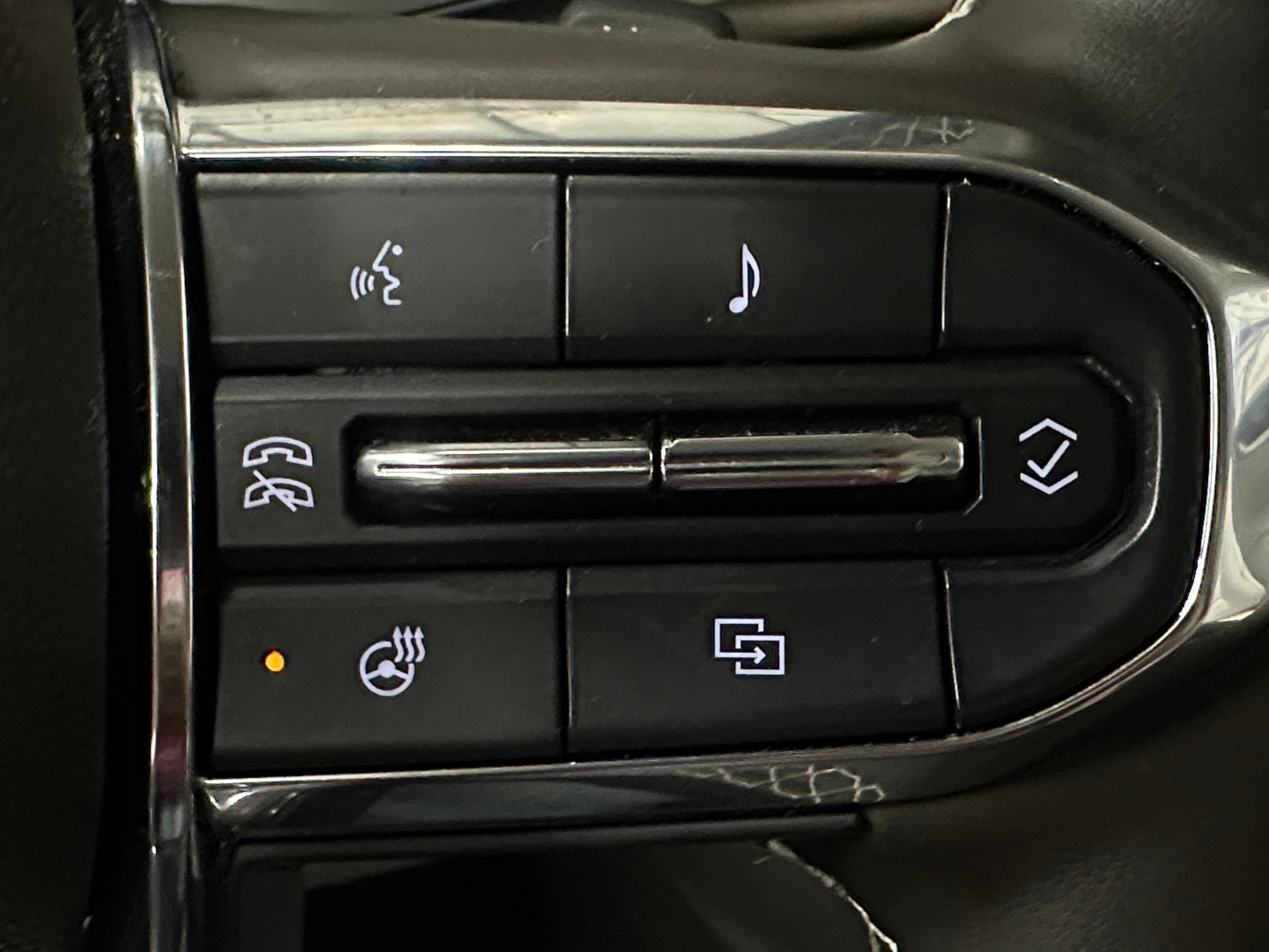 2025 GMC Acadia Denali - Photo 22