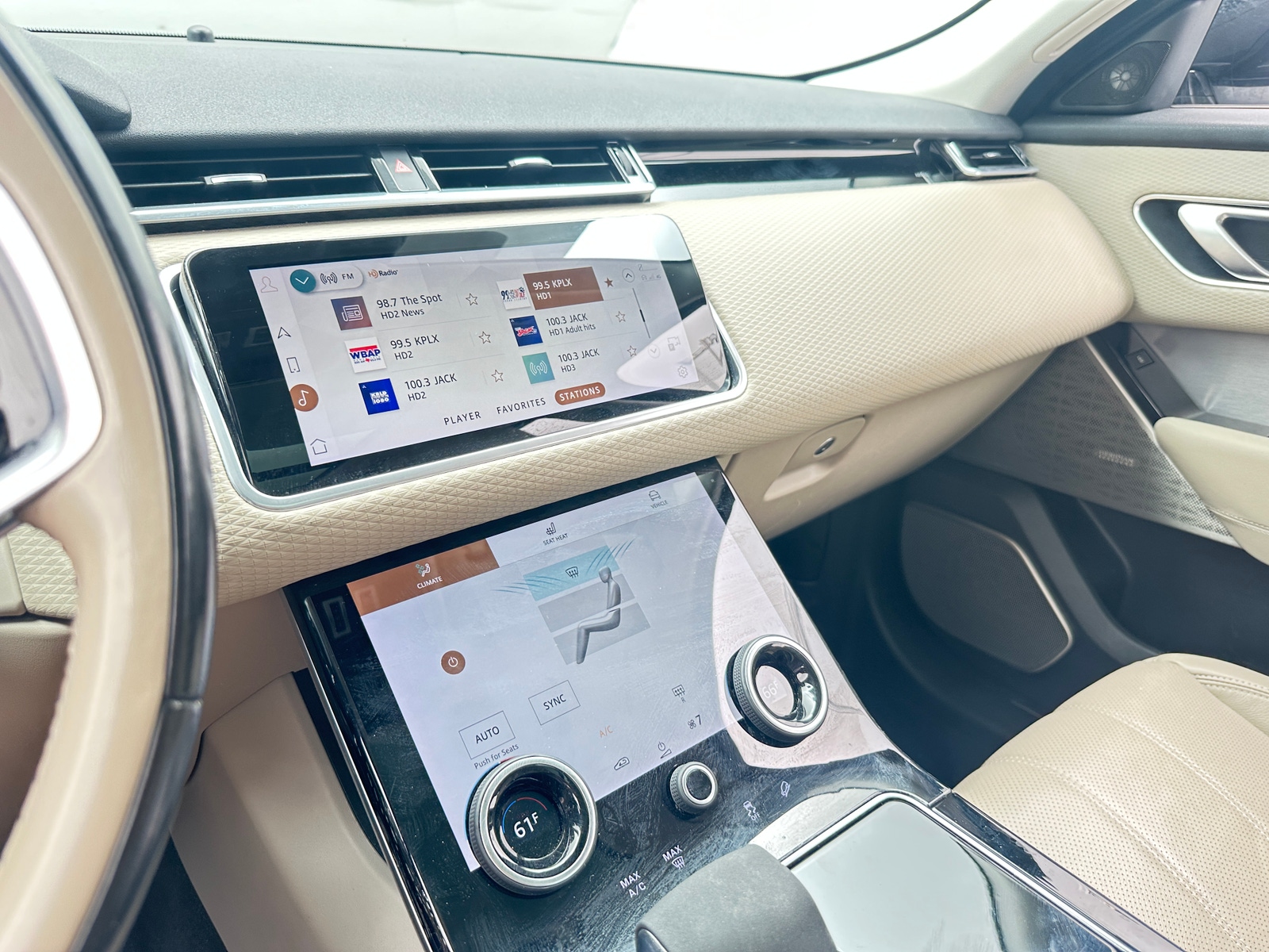 Thumbnail: 2022 Land Rover Range Rover Velar - 4