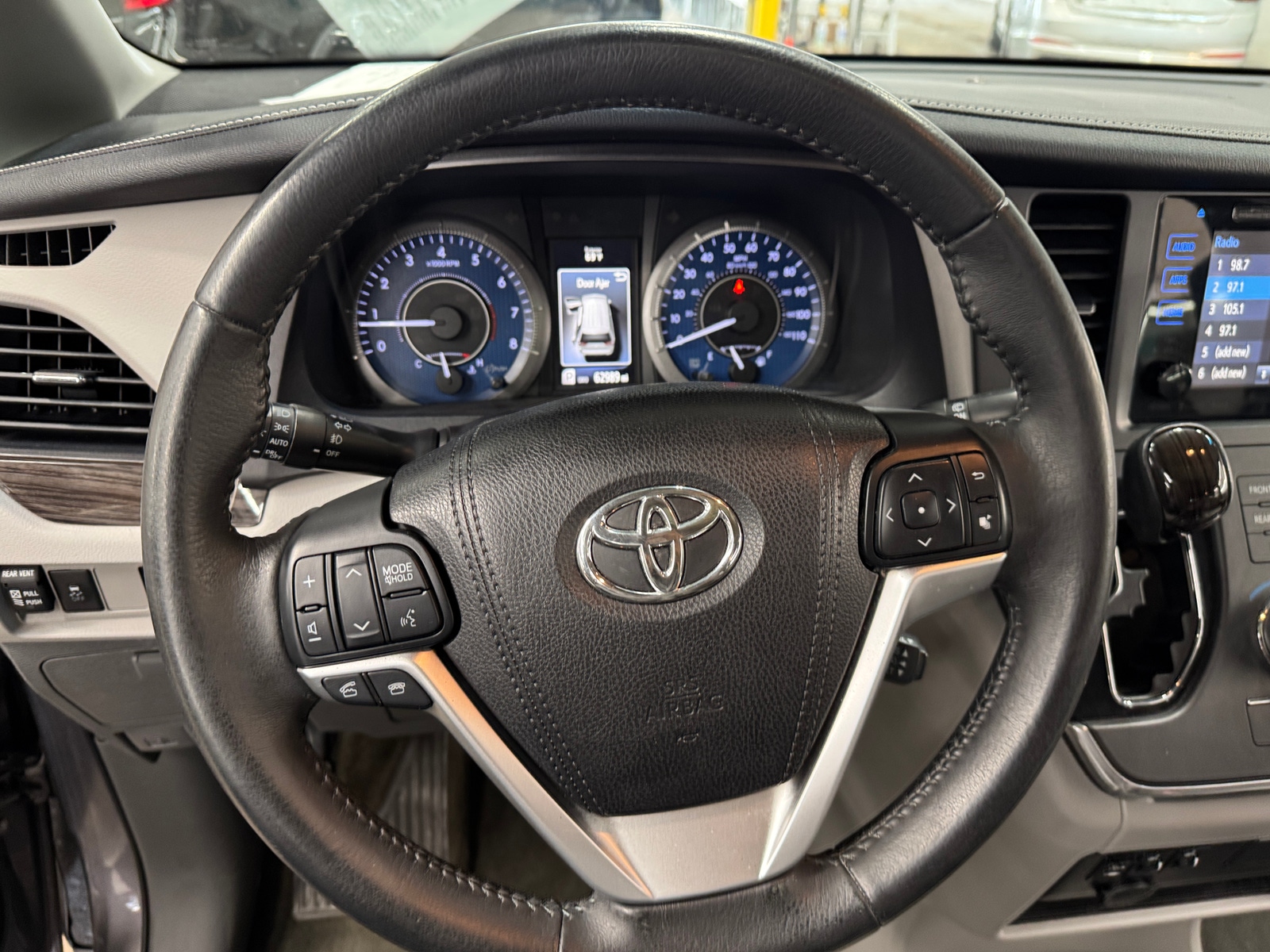 Thumbnail: 2016 Toyota Sienna - 4