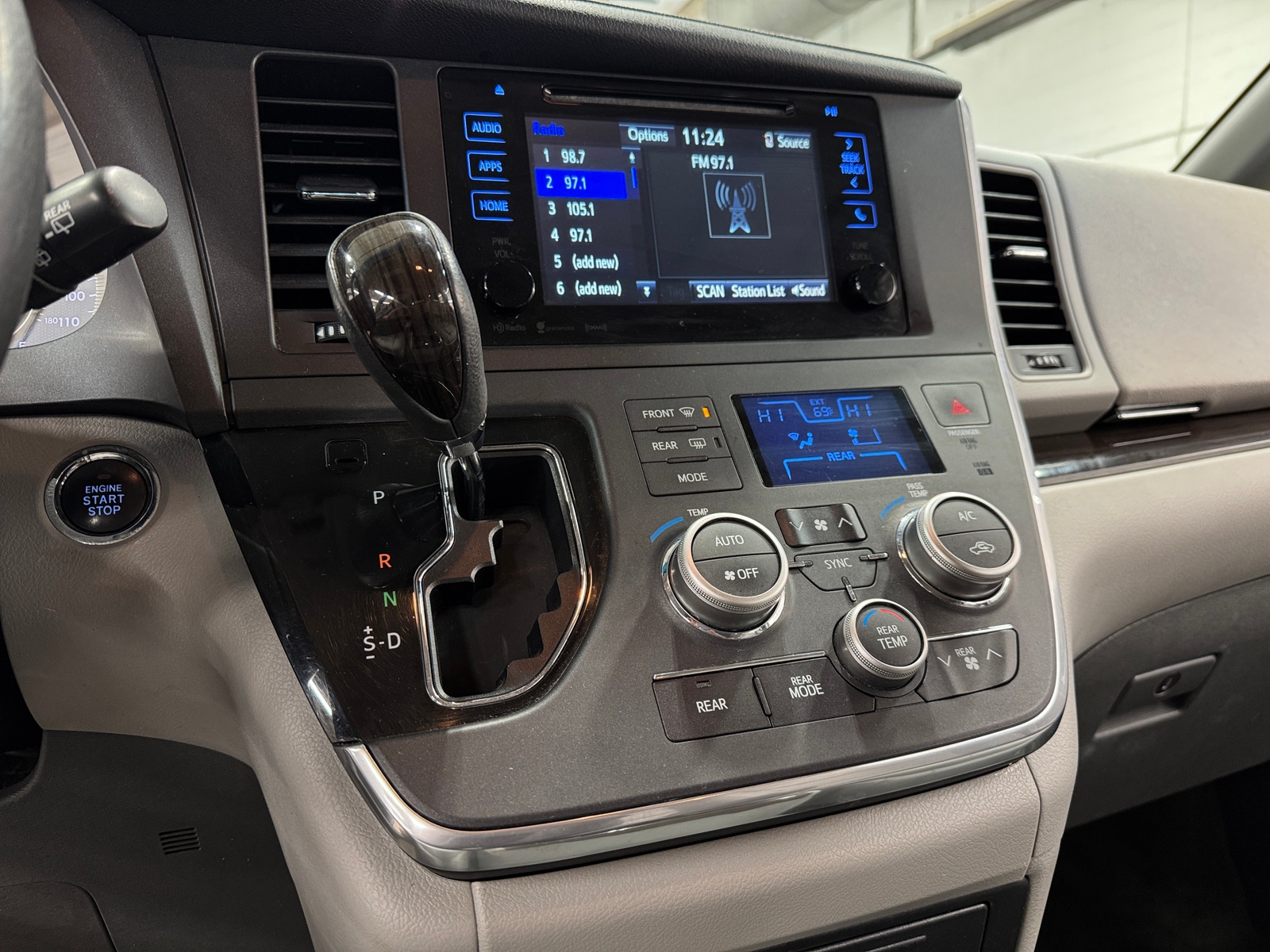 Thumbnail: 2016 Toyota Sienna - 3