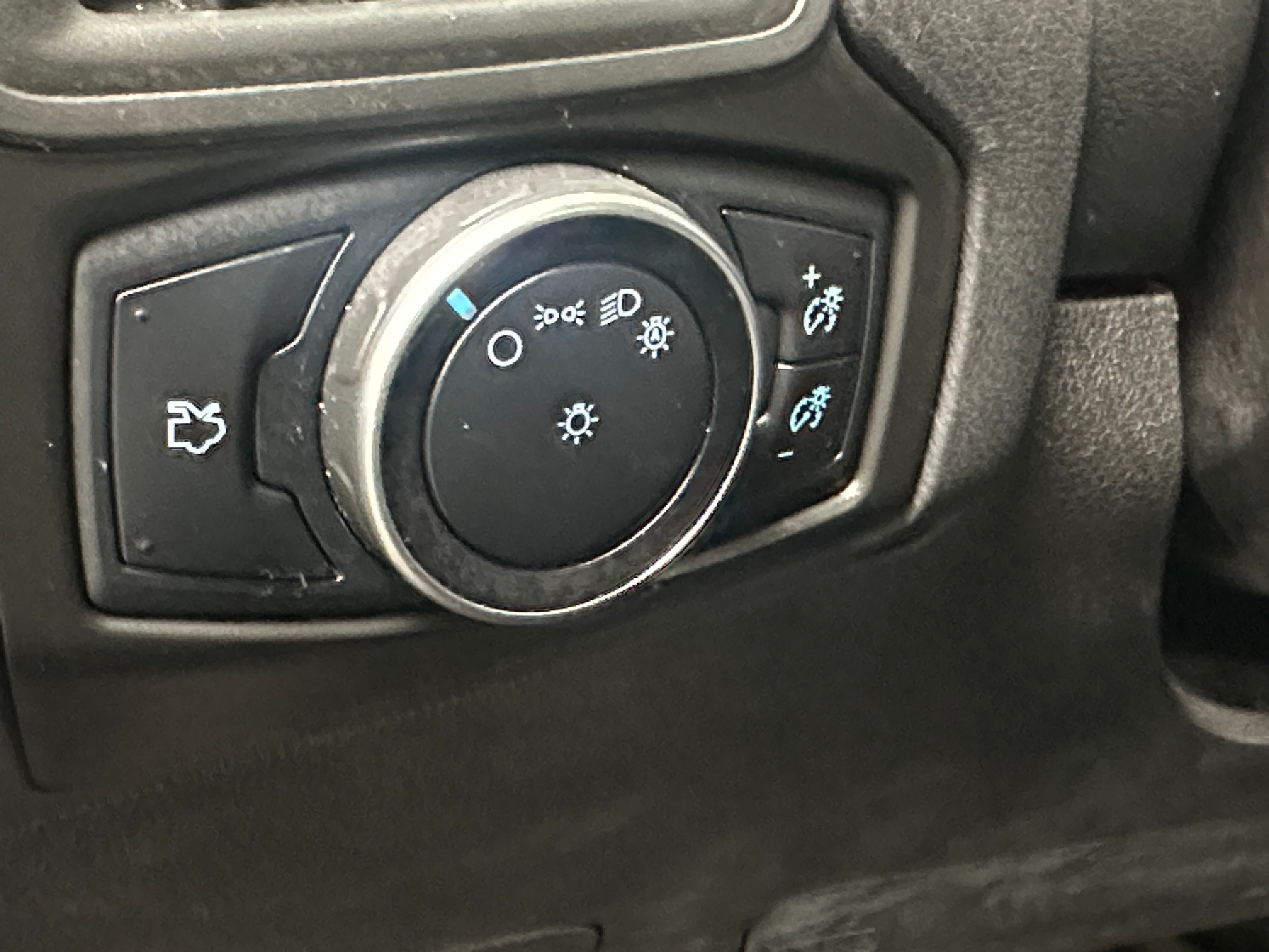 Used 2015 Ford Focus SE with VIN 1FADP3F25FL238432 for sale in Pewaukee, WI