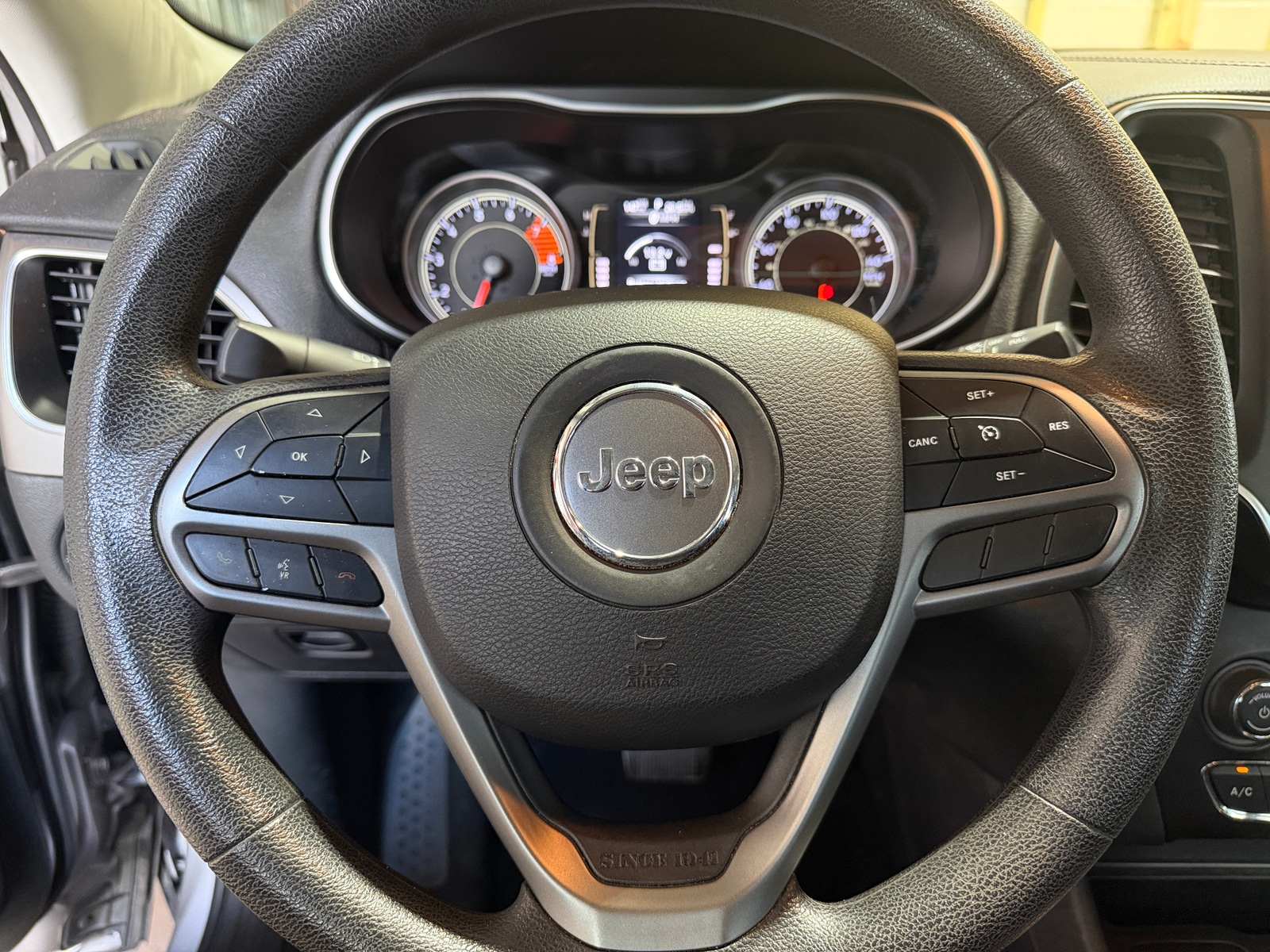 Thumbnail: 2019 Jeep Cherokee - 5