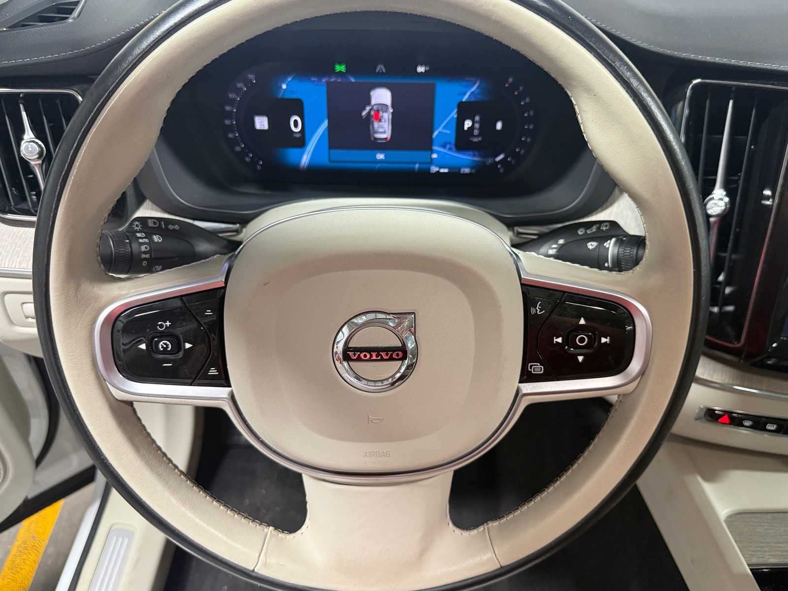 Thumbnail: 2022 Volvo XC60 - 4