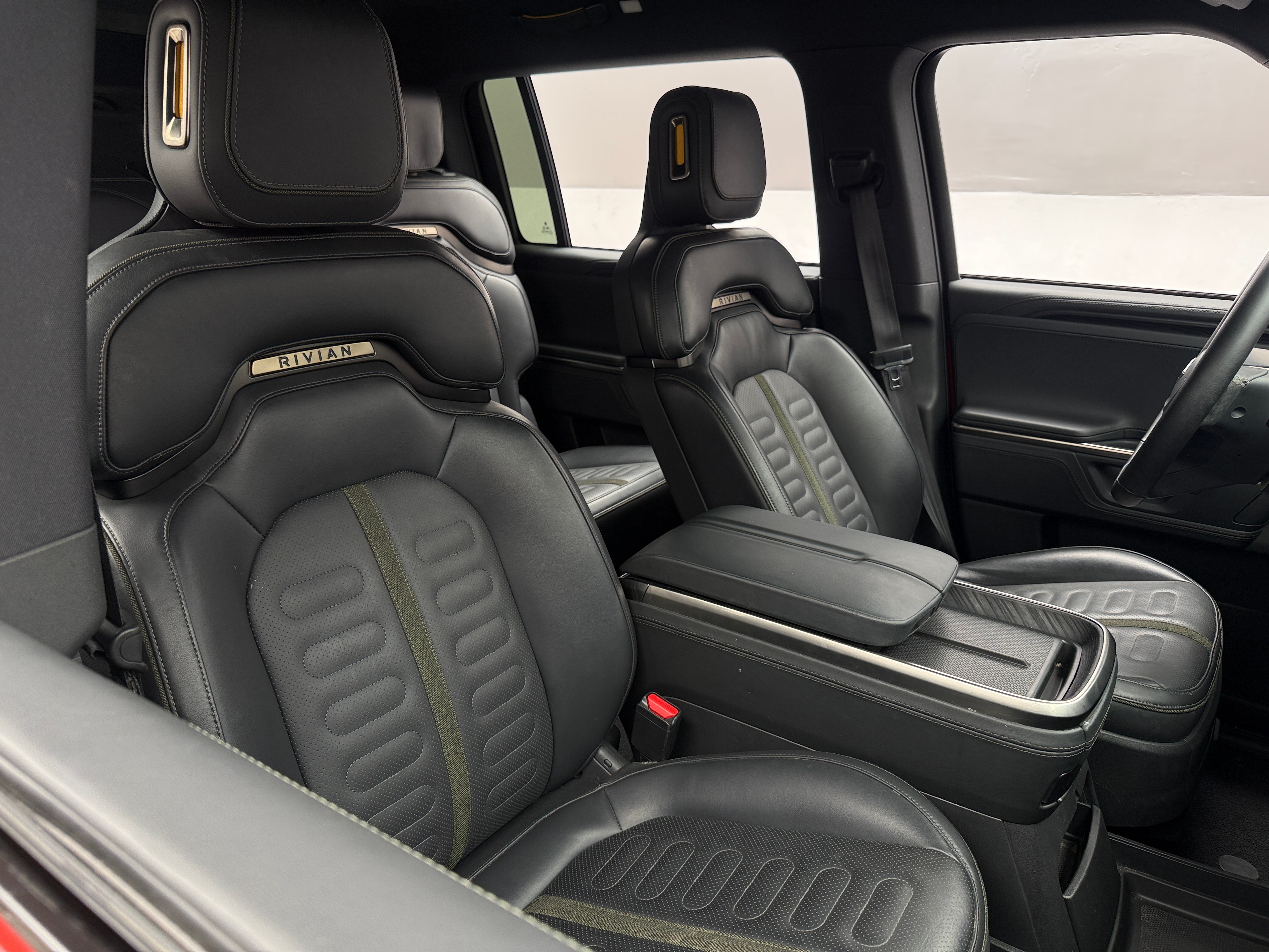 2025 Rivian R1S
