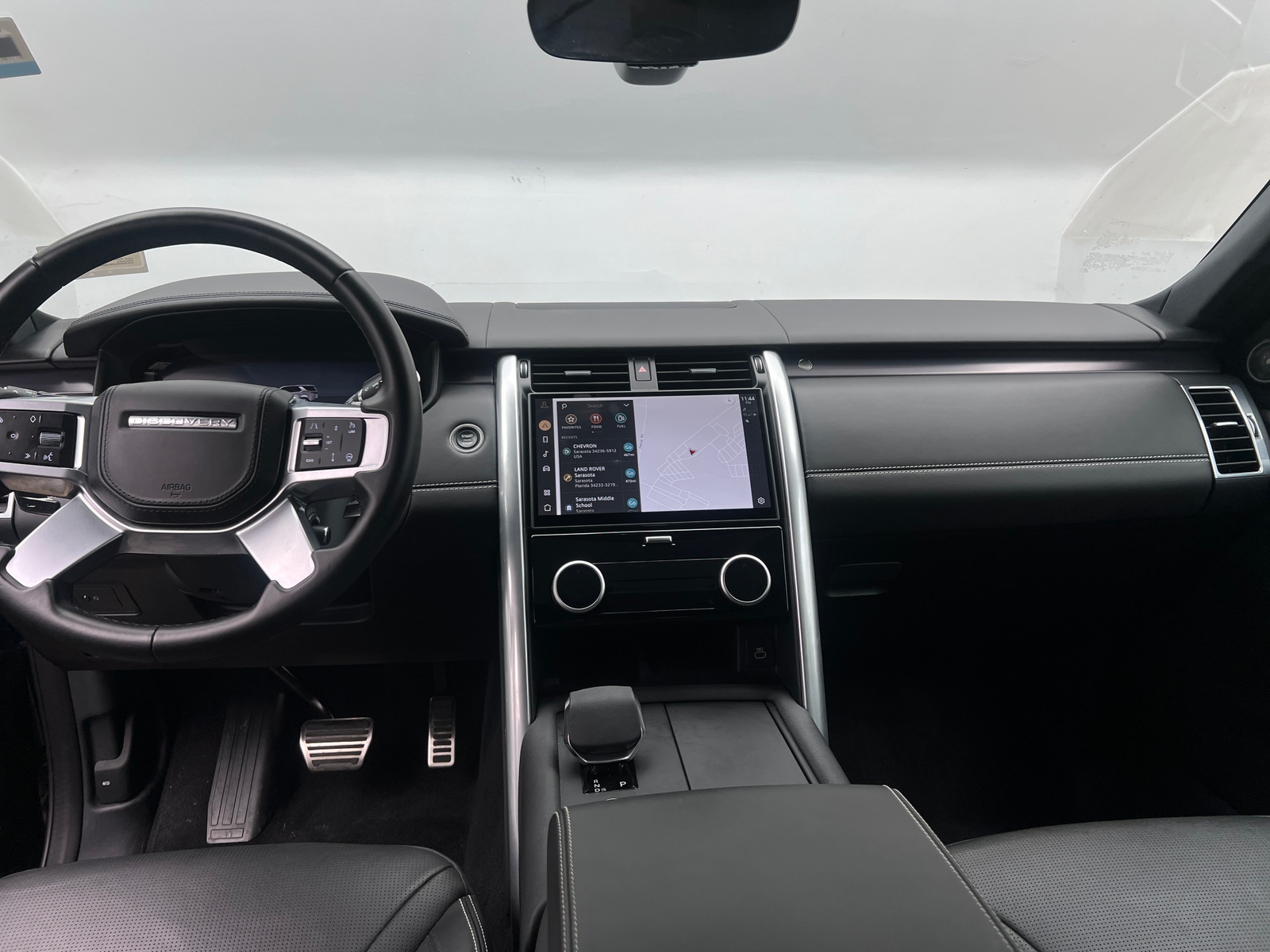 Thumbnail: 2025 Land Rover Discovery - 3