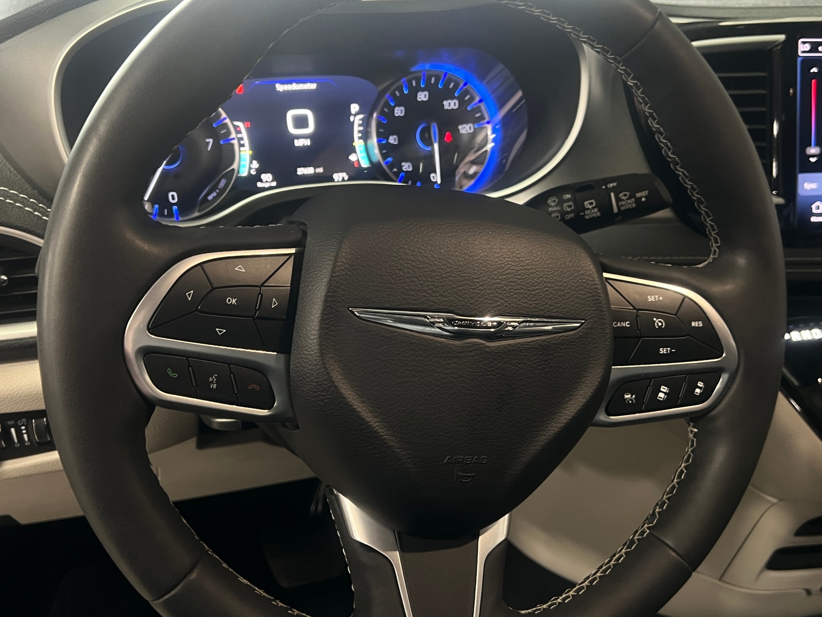 Thumbnail: 2022 Chrysler Pacifica - 4