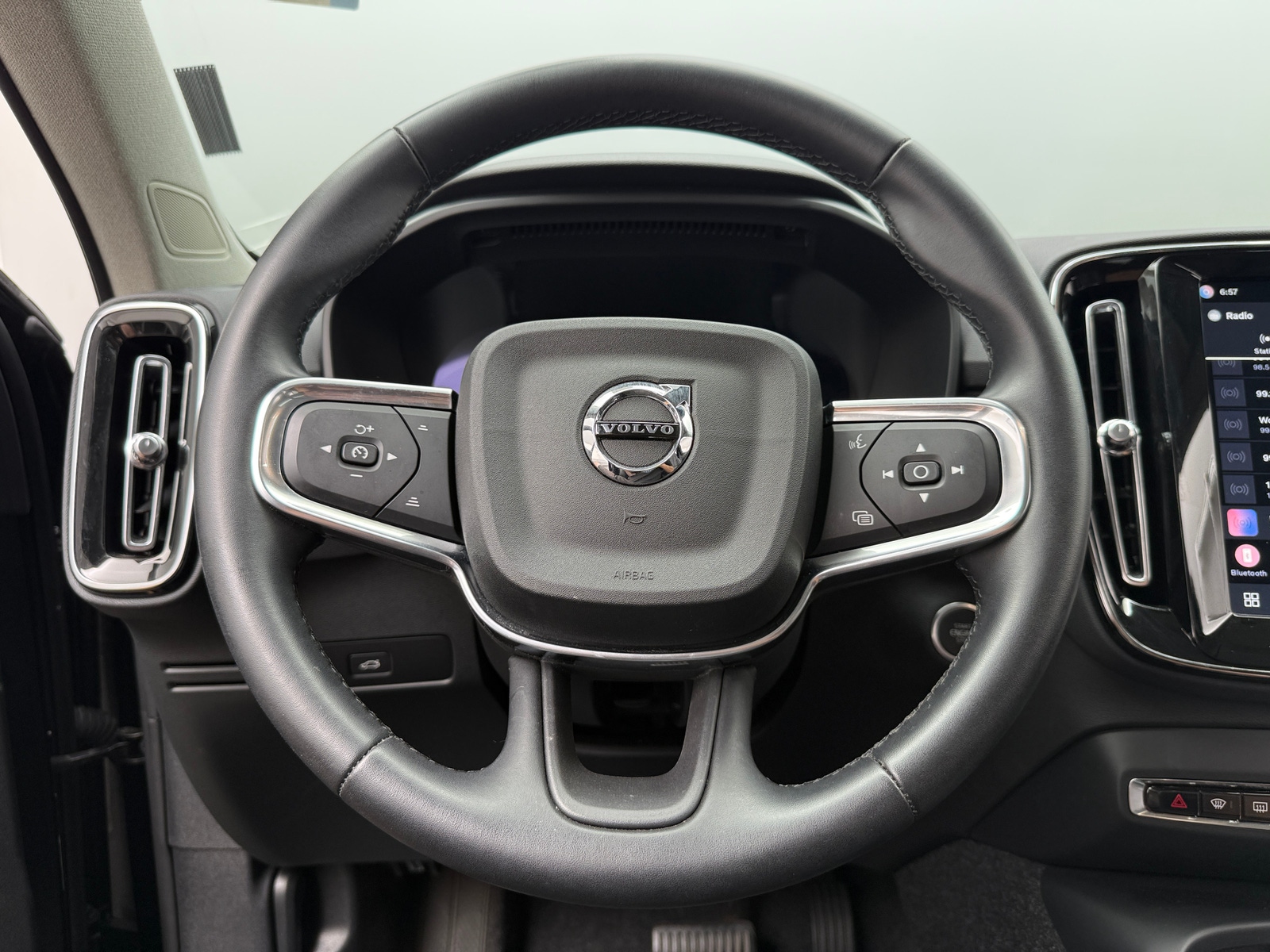 Thumbnail: 2025 Volvo XC40 - 4
