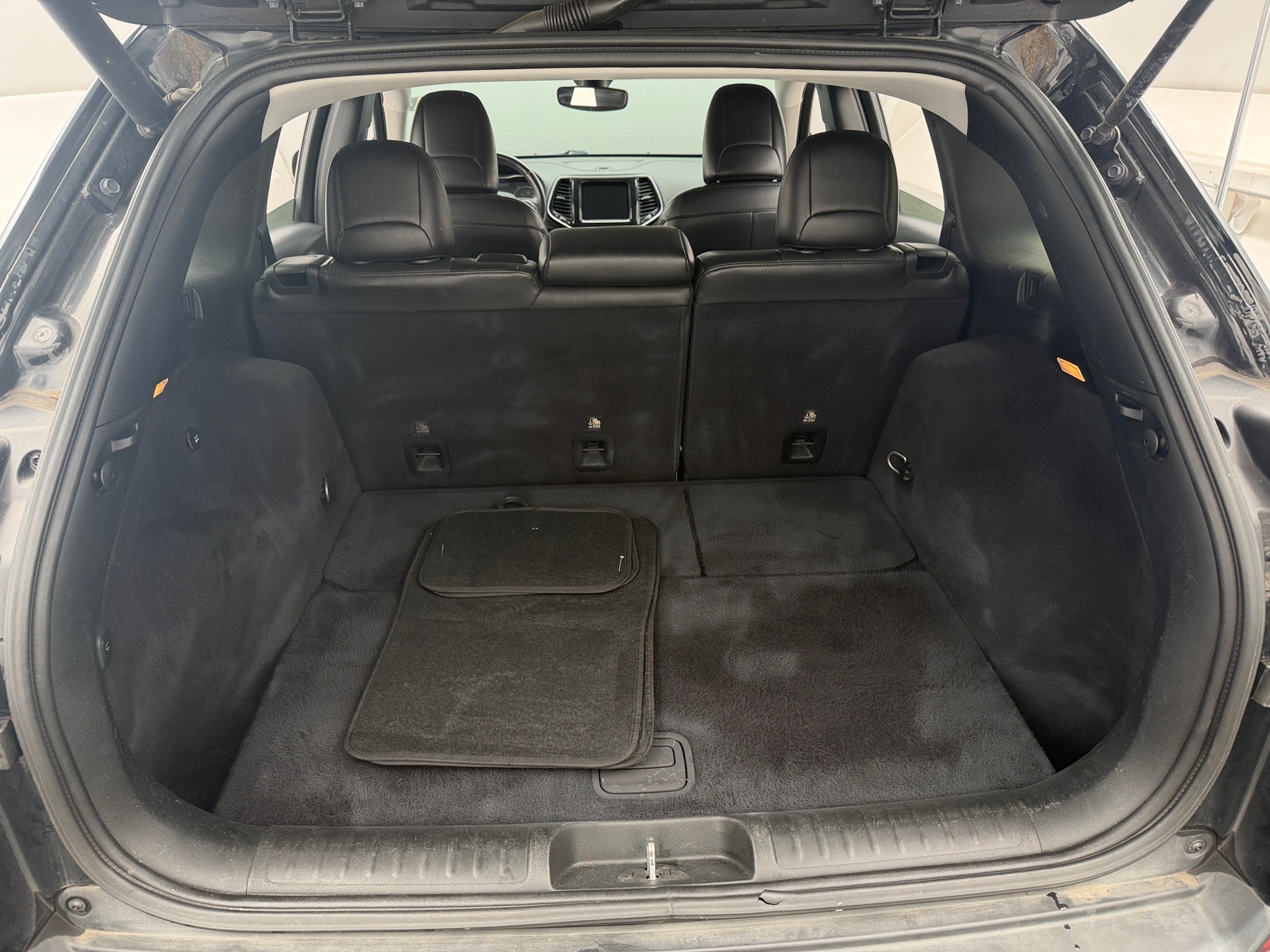 Thumbnail: 2019 Jeep Cherokee - 6