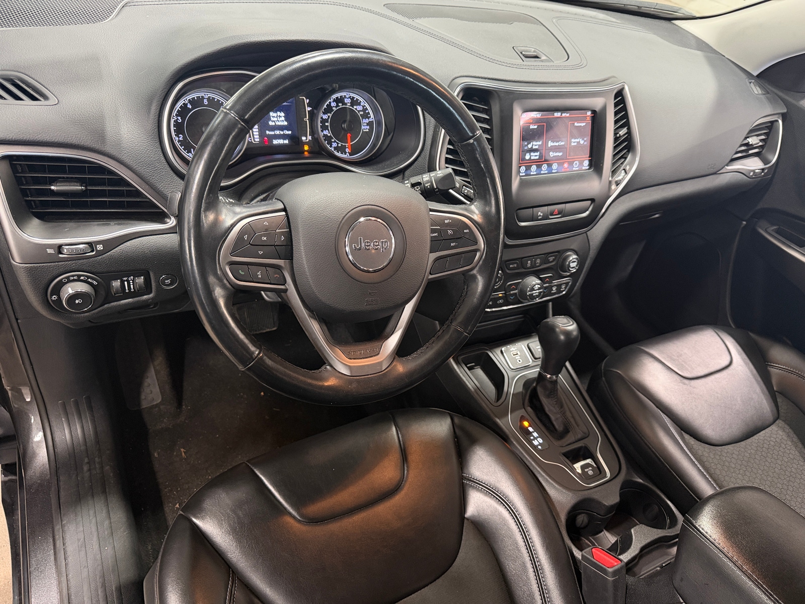 Thumbnail: 2020 Jeep Cherokee - 3