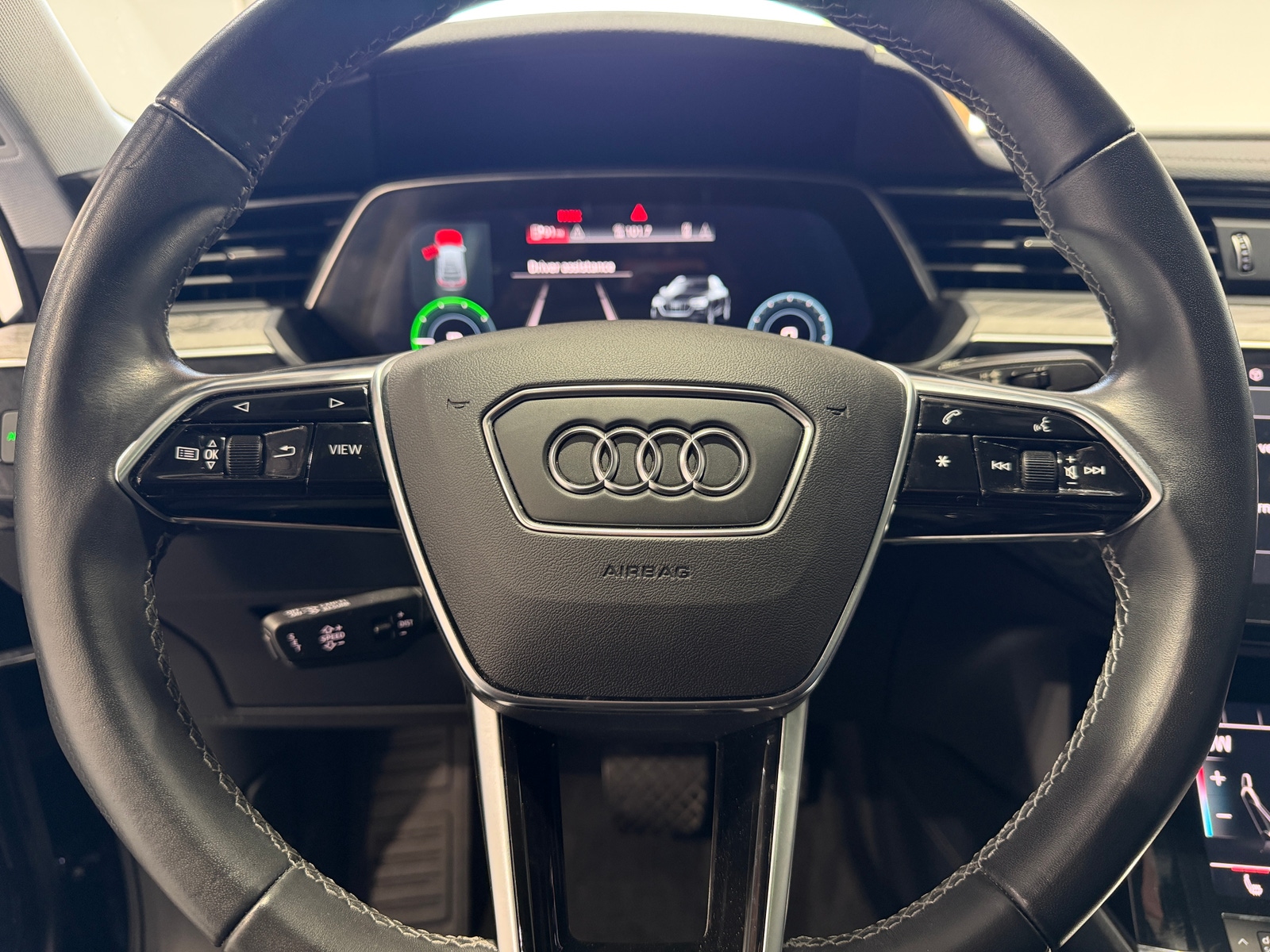 Thumbnail: 2022 Audi e-tron S - 4