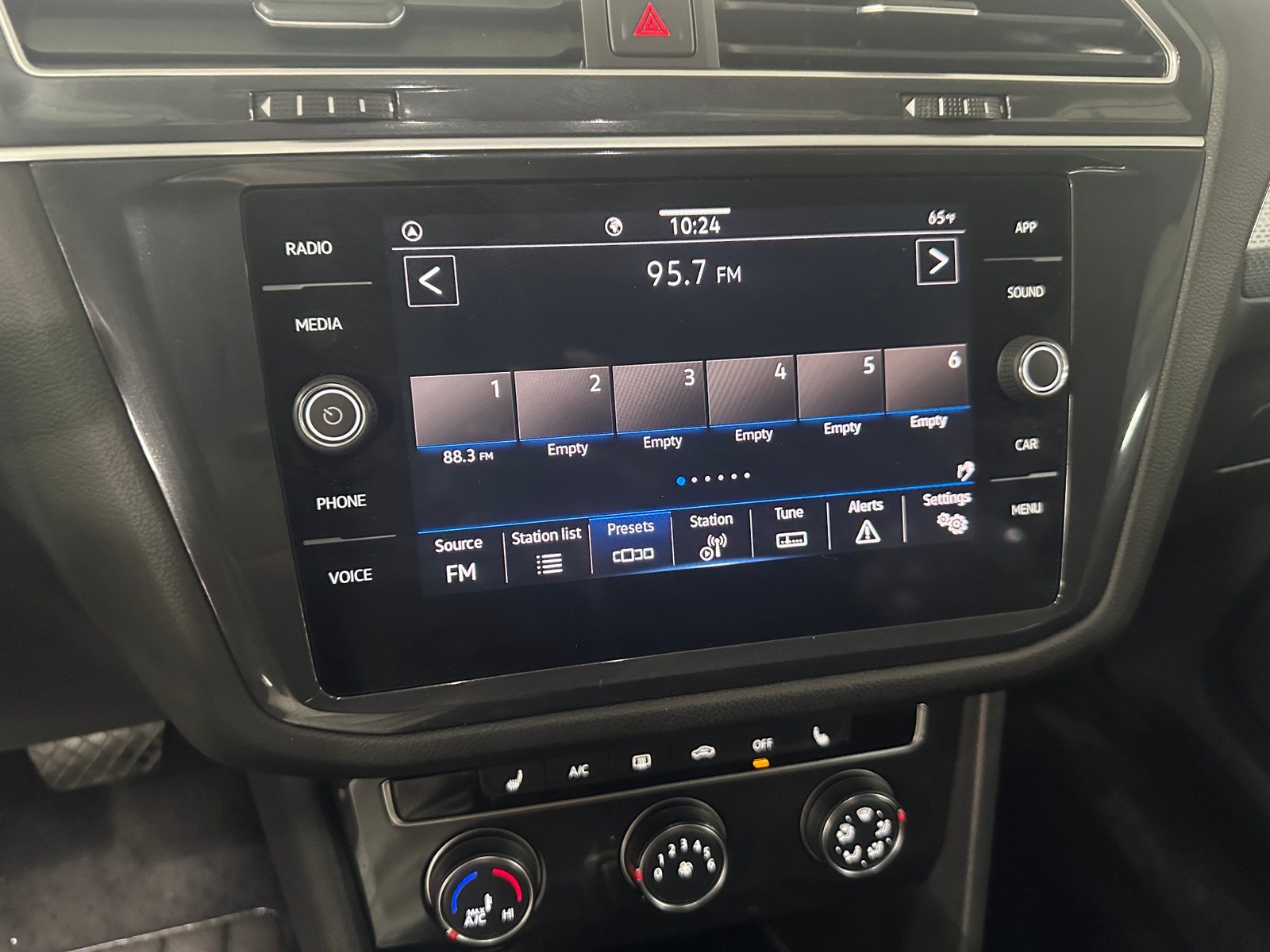 Thumbnail: 2024 Volkswagen Tiguan - 4