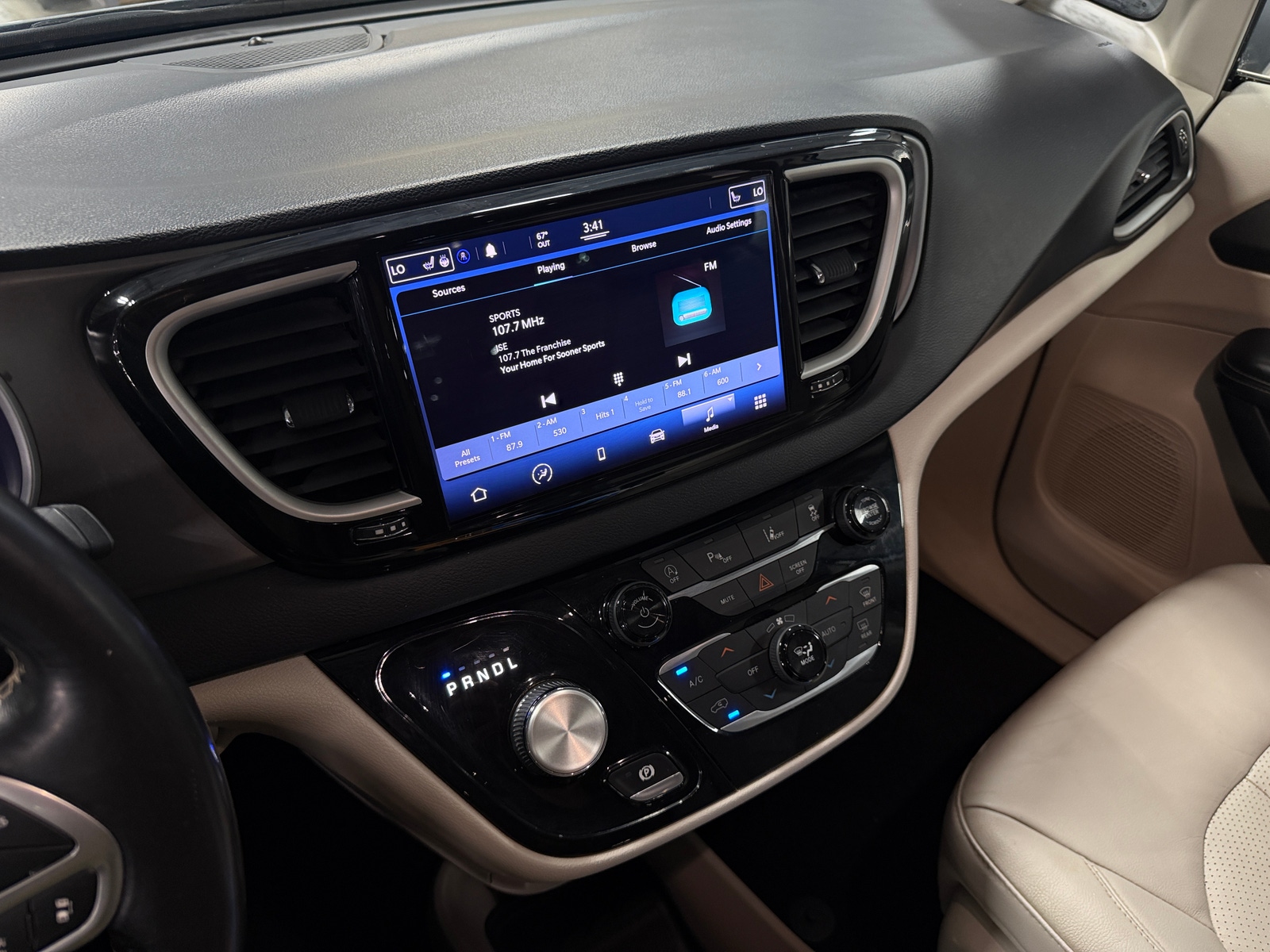 Thumbnail: 2021 Chrysler Pacifica - 3