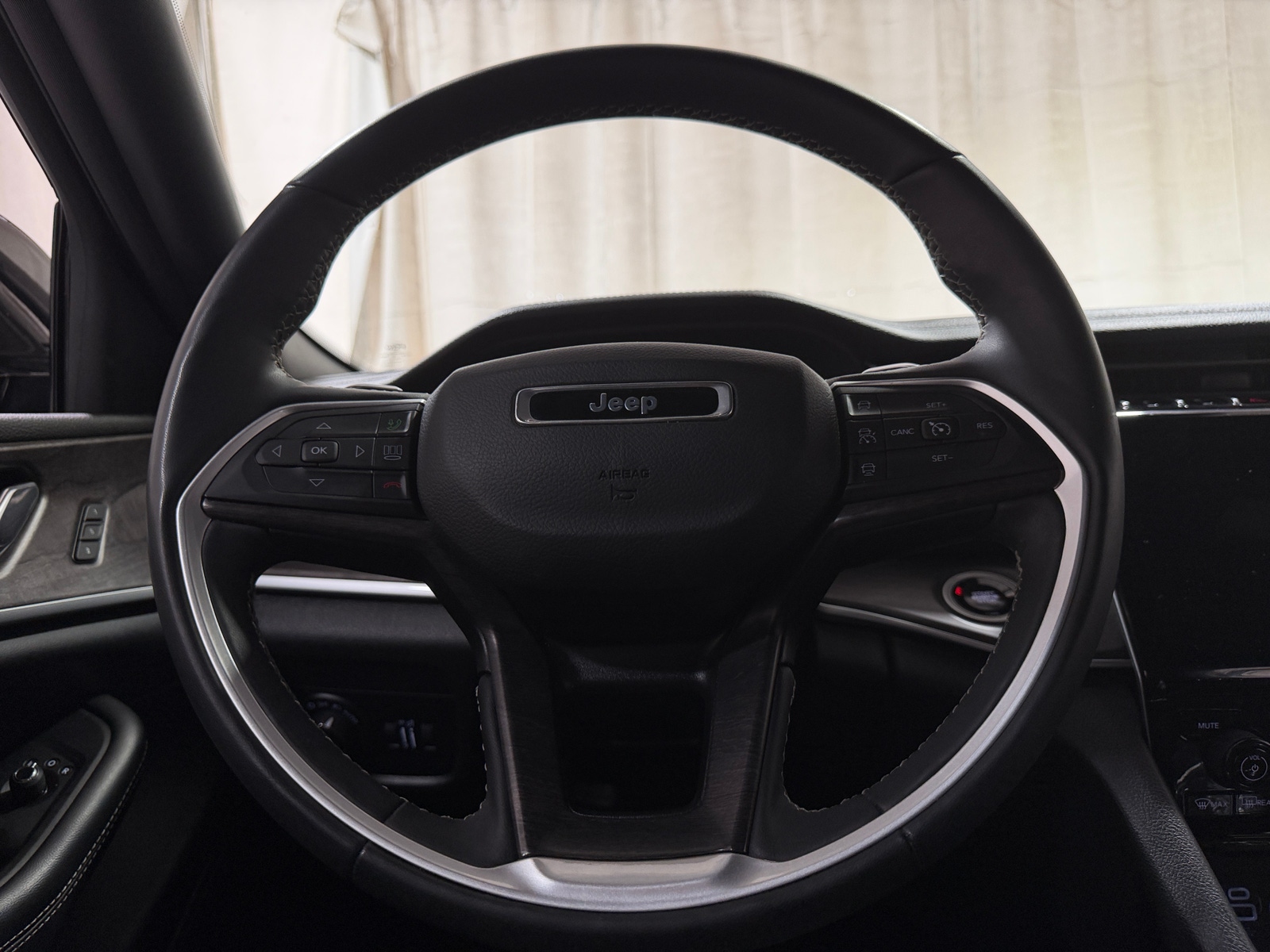 Thumbnail: 2024 Jeep Grand Cherokee - 4