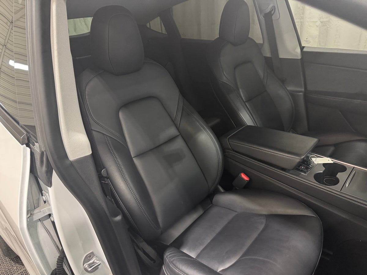 2021 Tesla Model Y Standard Range in Pearl White — photo 2