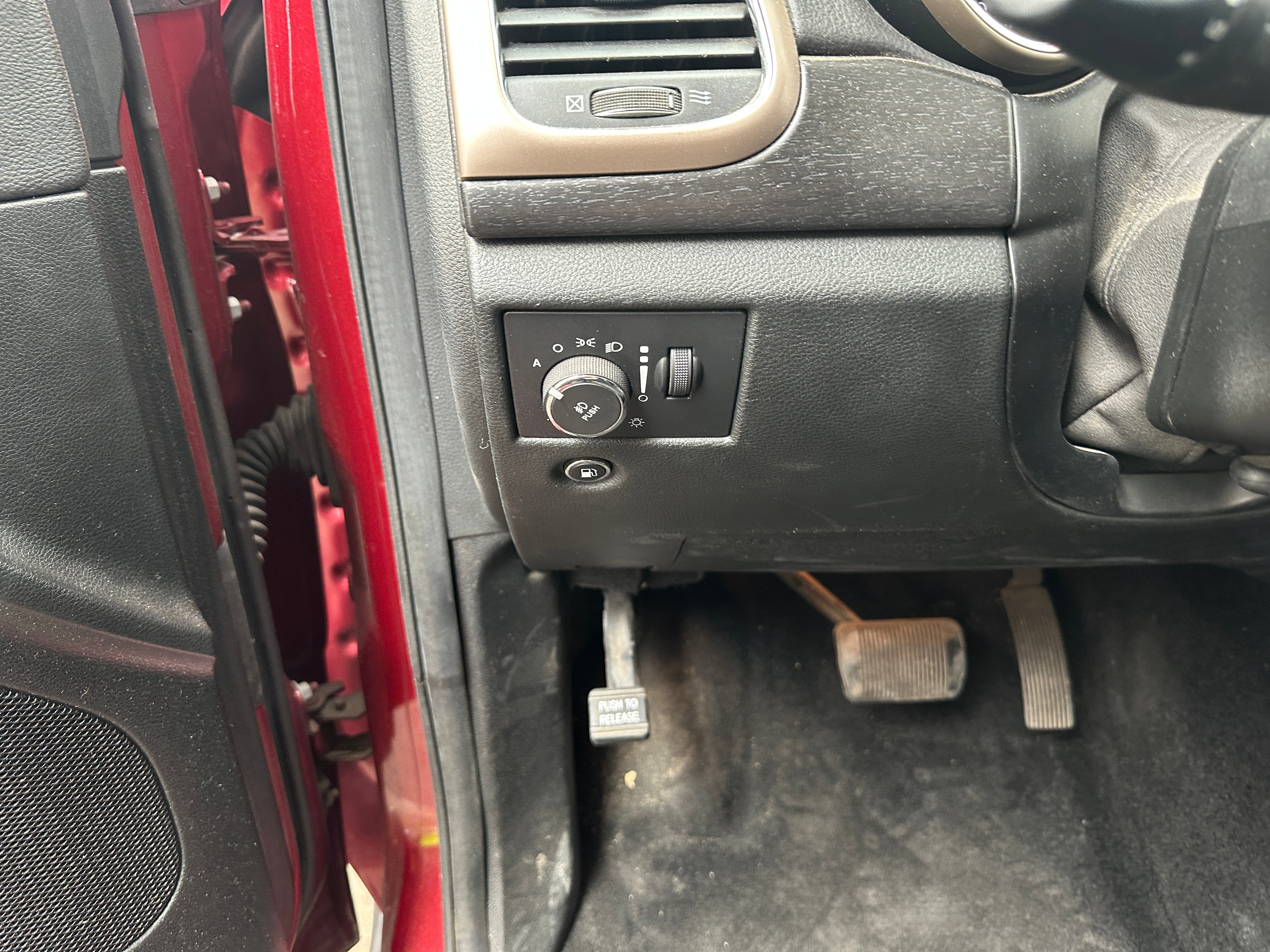Used 2015 Jeep Grand Cherokee Laredo with VIN 1C4RJFAG5FC710831 for sale in Pewaukee, WI
