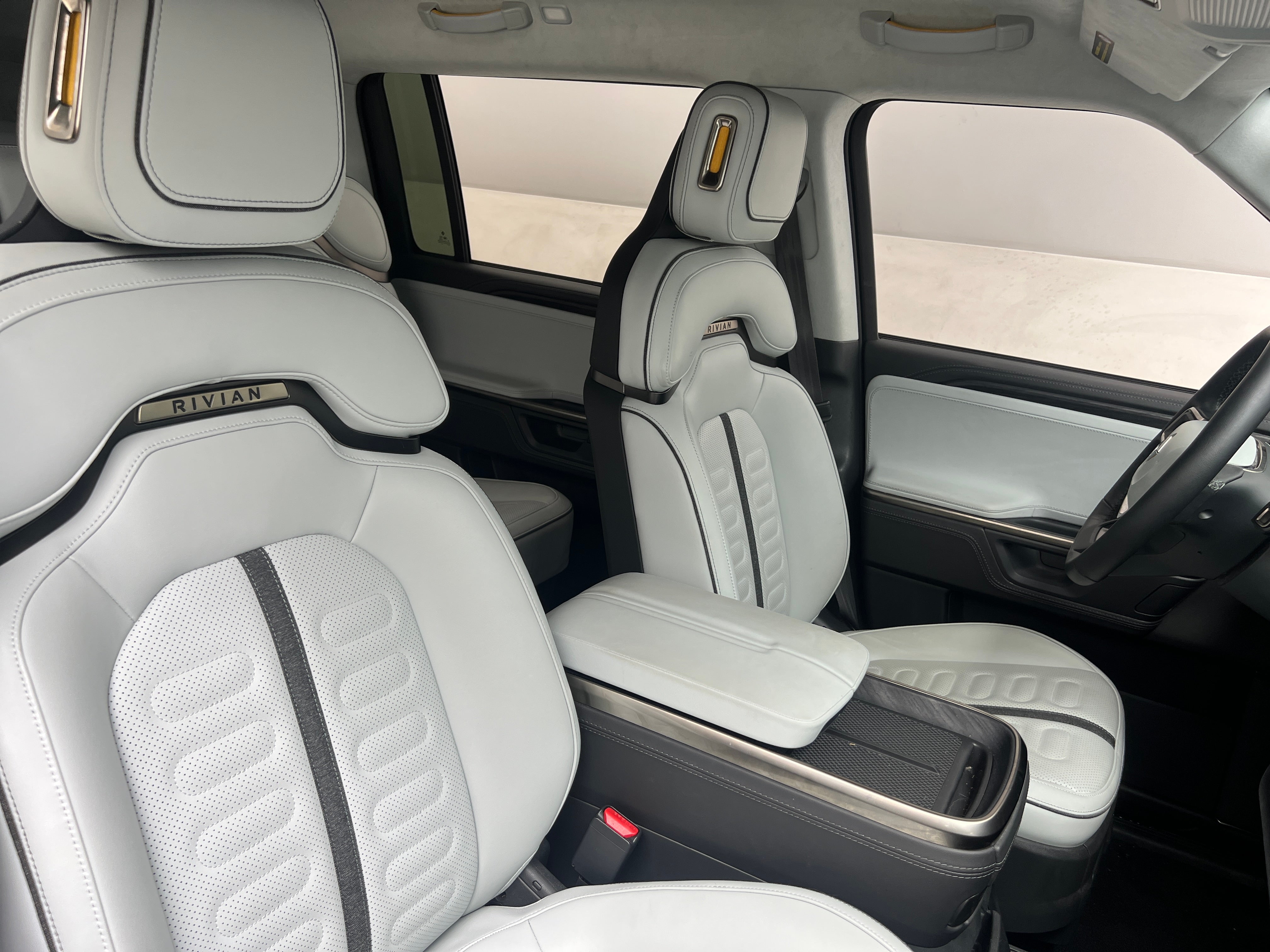 2025 Rivian R1S