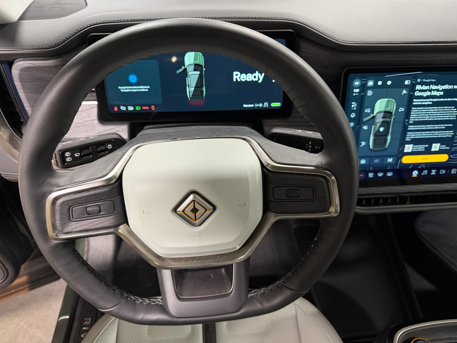 Thumbnail: 2025 Rivian R1S - 4