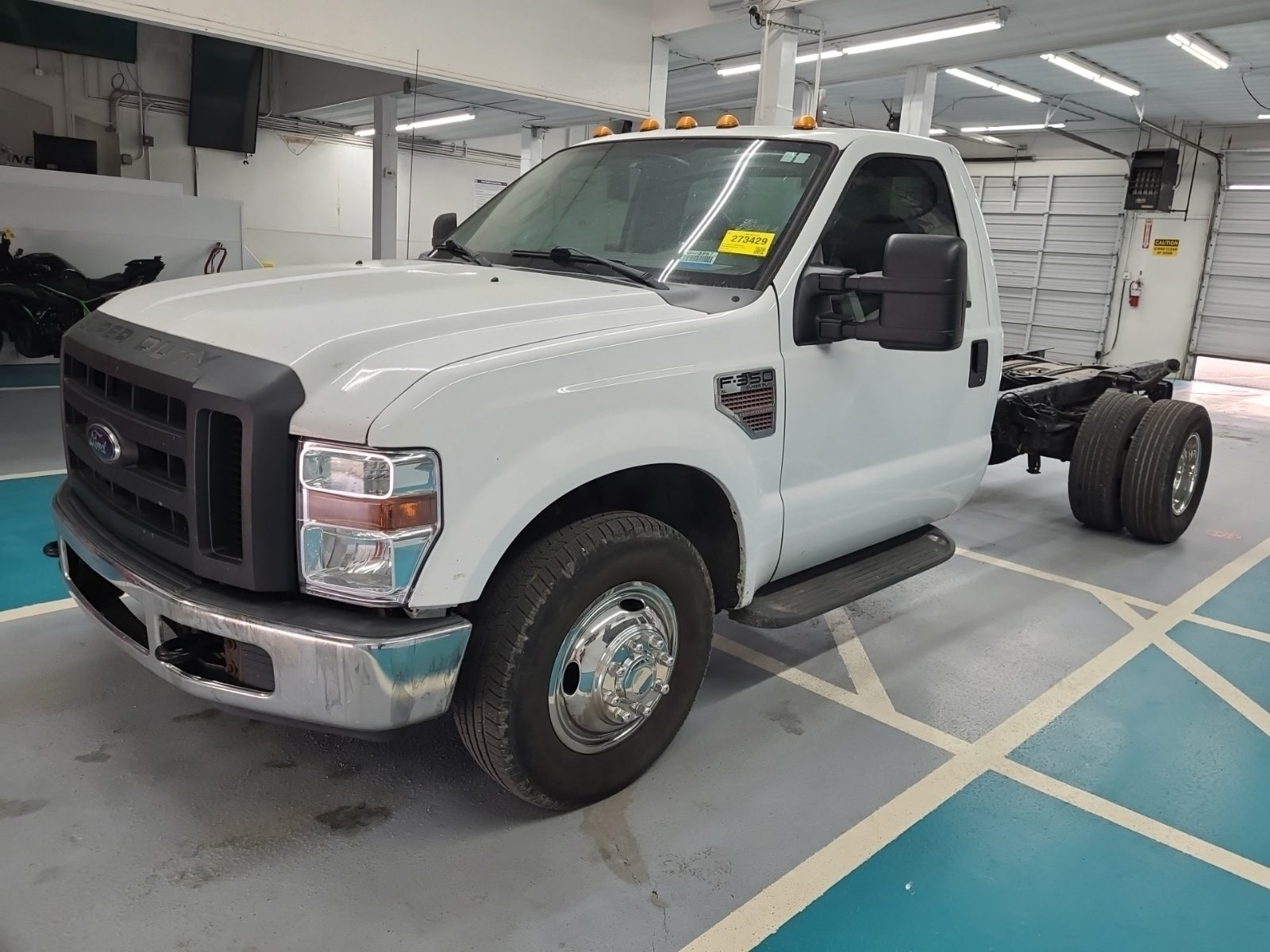 2010 Ford F-350 Chassis 2WD Reg Cab 165" WB 84" Ca XL