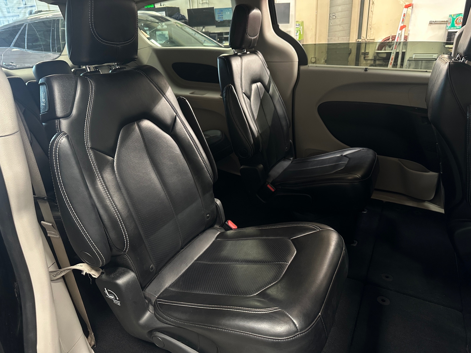 Thumbnail: 2023 Chrysler Pacifica - 5