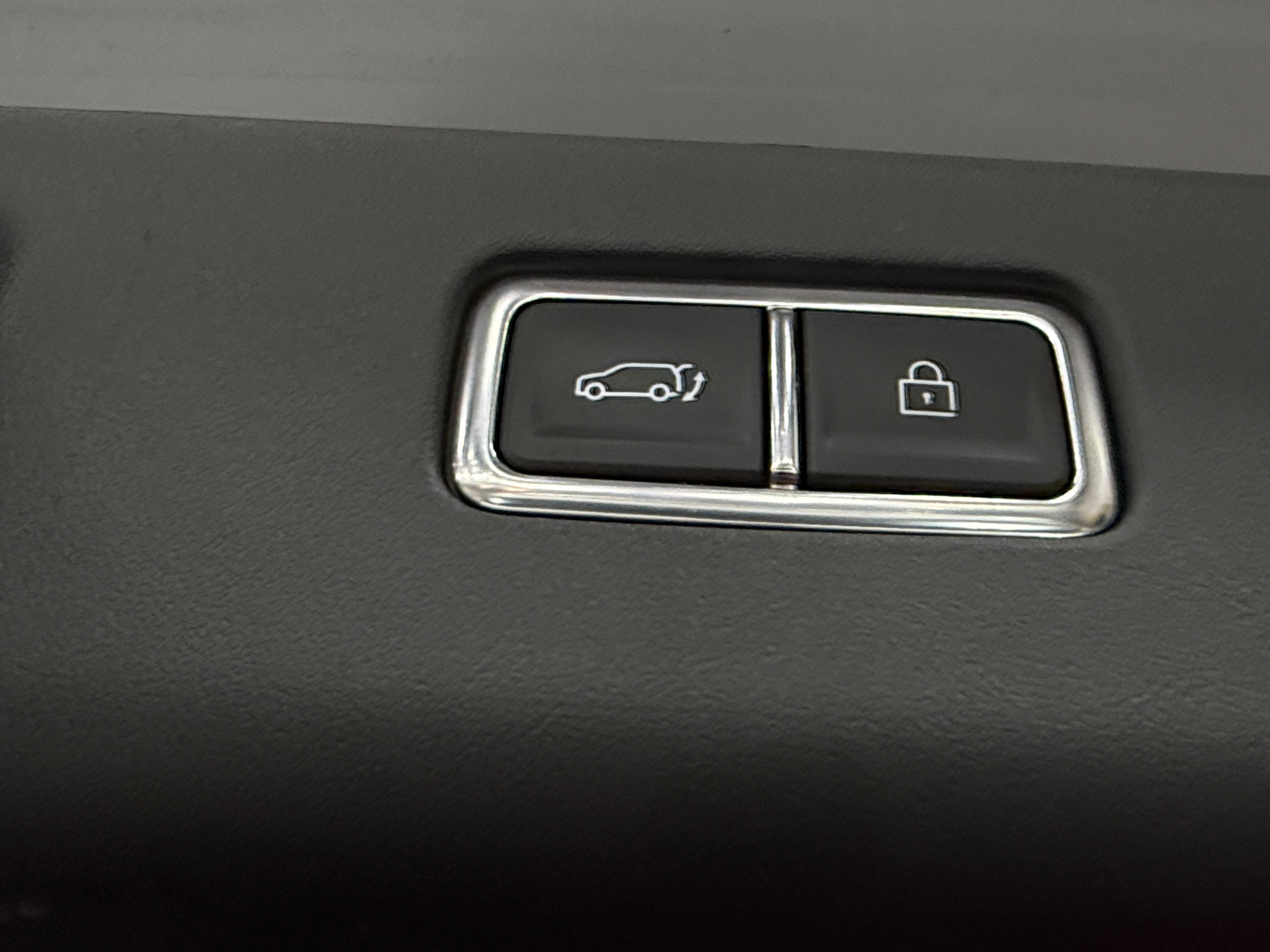 Used 2024 Kia EV9 Light L/R with VIN KNDAB5S13R6031481 for sale in Oak Creek, WI